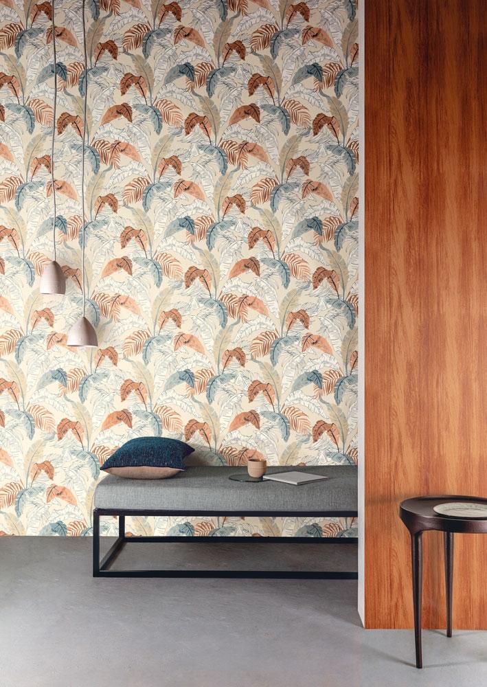 Botanic heaven tapet med botaniskt mönster i beige. Från kollektionen lotus. Nonwoven-material med rak passning.