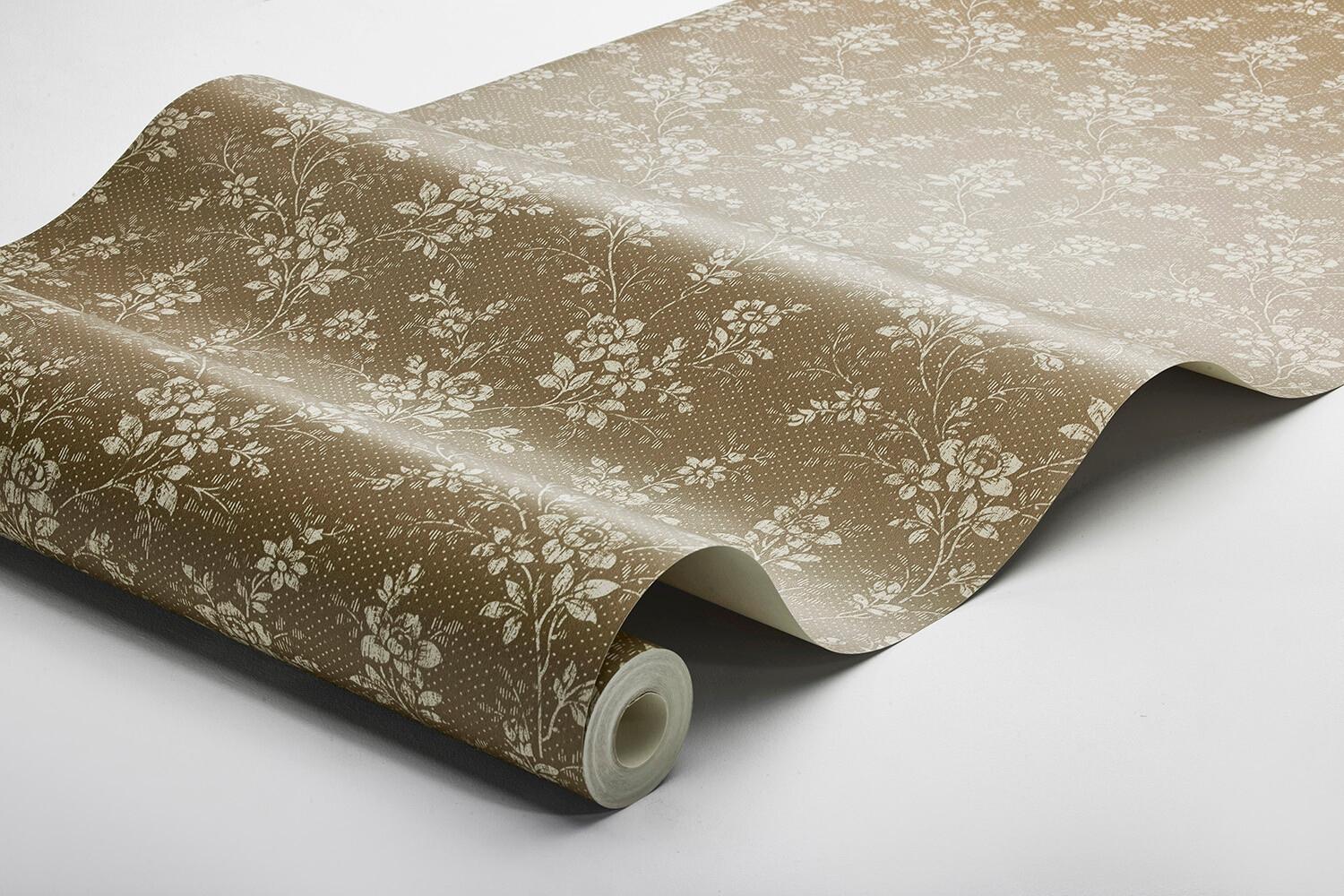 Hip Rose tapet med blommigt mönster i brun. Från kollektionen Woodland. Nonwoven-material med förskjuten passning.