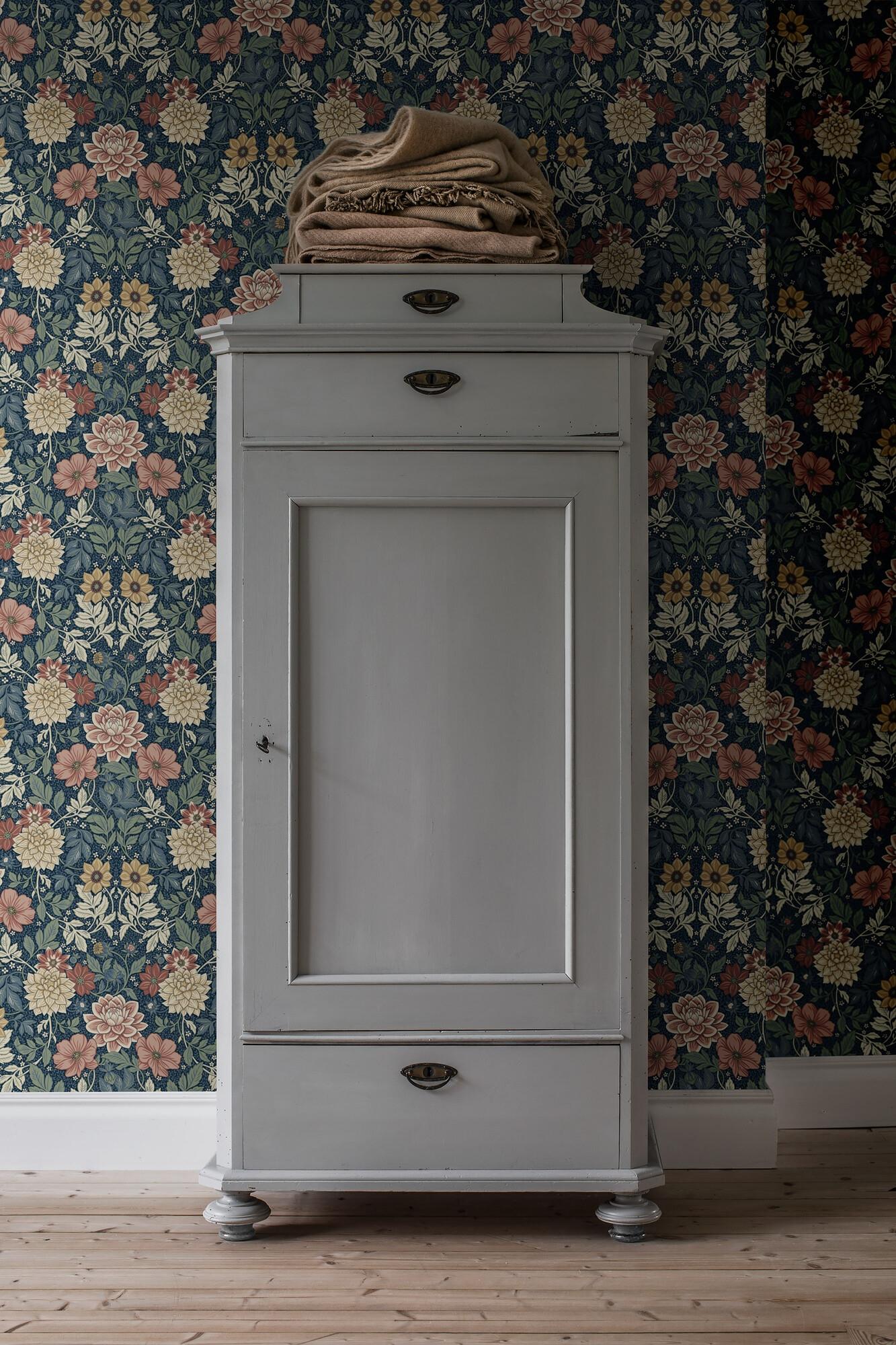 Dahlia Garden, blå tapet med blommigt mönster i blå. Från kollektionen Falsterbo III. Nonwoven-material med rak passning.