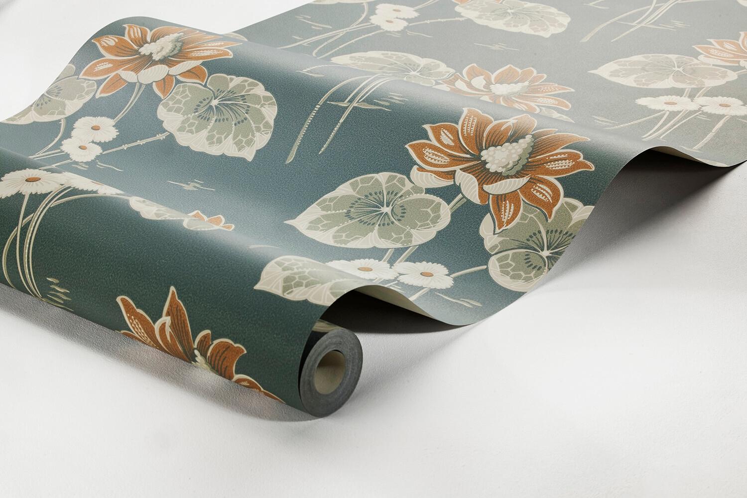 Haga tapet med blommigt mönster i blå. Från kollektionen Alla Tiders Hus. Nonwoven-material med förskjuten passning. Passar i vardagsrum, matsal och kök.