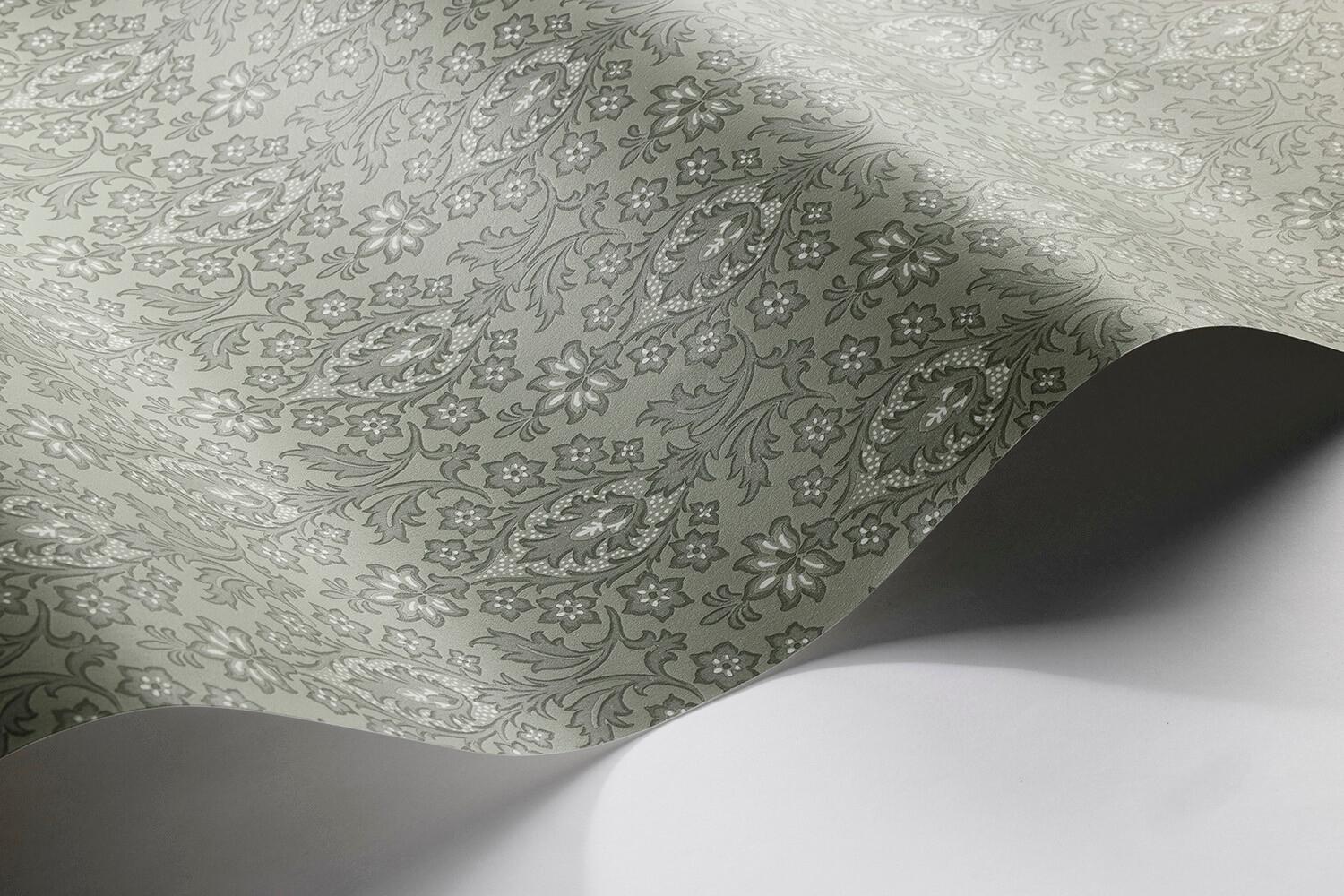 Borosan 21 8607 tapet med medaljonger mönster i grön. Från kollektionen Borosan 21. Papper-material med rak passning.