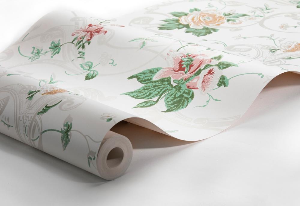 Krusenberg tapet från Boråstapeter med botaniskt, blommigt mönster i vit och grön. Från kollektionen anno. Nonwoven-material med rak passning. Country-stil. Passar i sovrum och matsal.