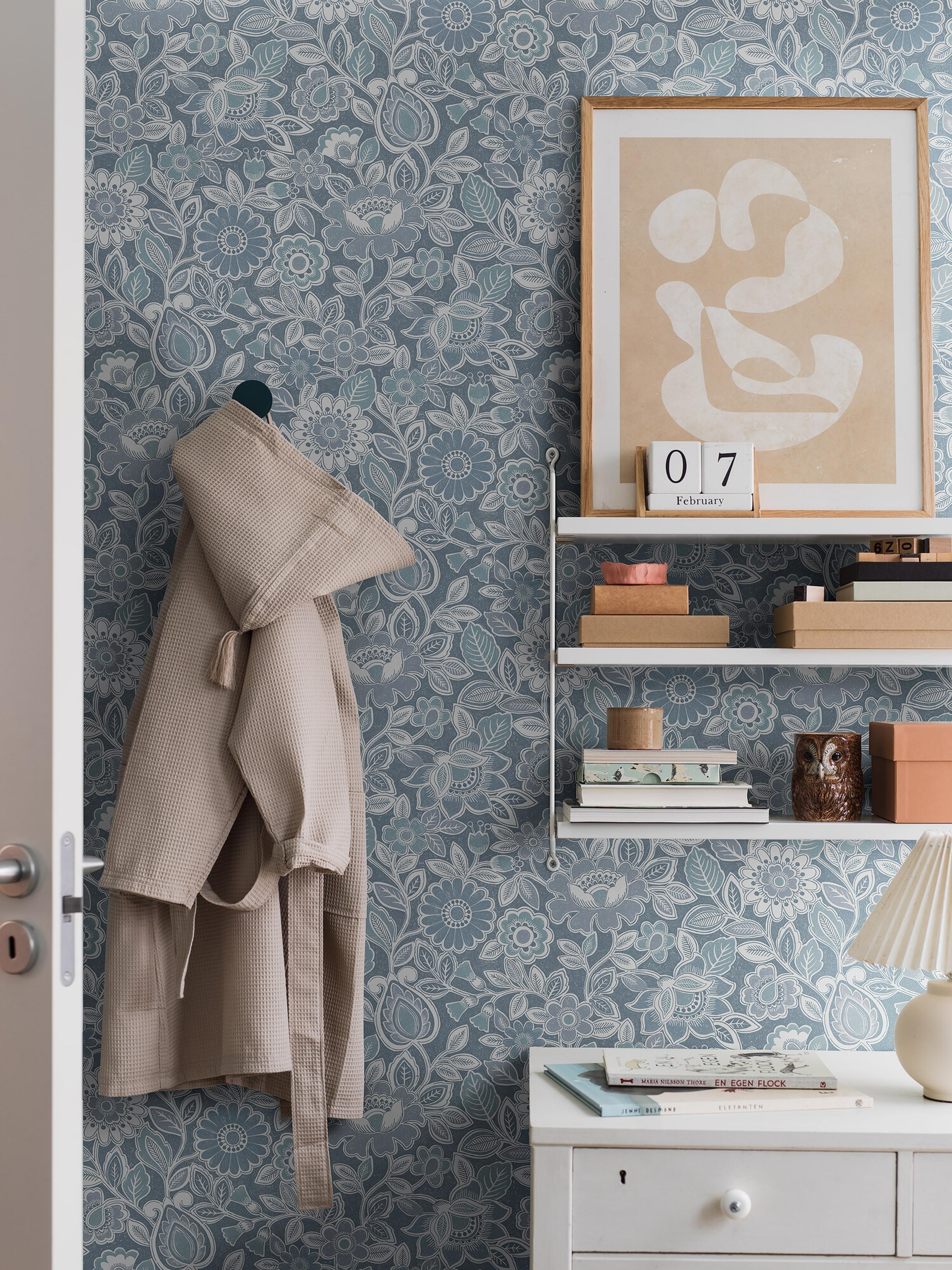 Sonja 38760, tapet tapet med blommigt mönster i blå. Från kollektionen Borosan Hem. Nonwoven-material med rak passning.​​​​‌﻿‍﻿​‍​‍‌‍﻿﻿‌﻿​‍‌‍‍‌‌‍‌﻿‌‍‍‌‌‍﻿‍​‍​‍​﻿‍‍​‍​‍‌﻿​﻿‌‍​‌‌‍﻿‍‌‍‍‌‌﻿‌​‌﻿‍‌​‍﻿‍‌‍‍‌‌‍﻿﻿​‍​‍​‍﻿​​‍​‍‌‍‍​‌﻿​‍‌‍‌‌‌‍‌‍​‍​‍​﻿‍‍​‍​‍‌‍‍​‌﻿‌​‌﻿‌​‌﻿​​‌﻿​﻿​﻿‍‍​‍﻿﻿​‍﻿﻿‌﻿‌﻿‌﻿‌﻿‌﻿‌﻿​‍﻿‍‌‍​﻿‌‍﻿﻿‌‍﻿​‌‍﻿﻿‌﻿​‍‌‍​‌‌‍﻿‌‌‍​‌​‍﻿‍‌﻿​﻿‌‍‌‌​‍﻿﻿‌﻿​﻿‌﻿‌​‌﻿‌‌‌‍‌​‌‍‍‌‌‍﻿﻿​‍﻿﻿‌‍‍‌‌‍﻿‍‌﻿‌​‌‍‌‌‌‍﻿‍‌﻿‌​​‍﻿﻿‌‍‌‌‌‍‌​‌‍‍‌‌﻿‌​​‍﻿﻿‌‍﻿‌‌‍﻿﻿‌‍‌​‌‍‌‌​﻿﻿‌‌﻿​​‌﻿​‍‌‍‌‌‌﻿​﻿‌‍‌‌‌‍﻿‍‌﻿‌​‌‍​‌‌﻿‌​‌‍‍‌‌‍﻿﻿‌‍﻿‍​﻿‍﻿‌‍‍‌‌‍‌​​﻿﻿‌‌‍‍‌‌‍﻿‌‌‍​‌‌‍‌﻿‌‍‌‌​‍﻿‌​﻿​​‌‍‌​​﻿​‍​﻿‌​​﻿‌​‌‍​‍​﻿​​​﻿‌﻿‌‍​﻿​﻿‍​‌‍‌​‌‍‌​‌‍​‌‌‍‌​‌‍‌​​﻿​﻿​﻿​‍​﻿‍​‌‍‌‌​﻿​﻿‌‍‌​‌‍‌​‌‍‌‌​﻿​﻿​﻿‍​​﻿‌​​﻿‌​​﻿​​​﻿​‌​﻿​﻿​﻿‍​​﻿‌‌​﻿​​‌‍‌​‌‍‌‍​﻿‌‌‌‍​‍​﻿​﻿​﻿​‍‌‍​﻿​‍﻿‌​﻿​‌​﻿‌‌​﻿​​​﻿​​‌﻿‍​​﻿​‍​﻿​​​﻿​​​﻿​​​‍﻿‌‌‍‍‍‌﻿​​‌‍‌﻿​﻿‍﻿‌﻿‌​‌﻿‍‌‌﻿​​‌‍‌‌​﻿﻿‌‌﻿​﻿‌‍​‌‌‍﻿‍‌‍‍‌‌﻿‌​‌﻿‍‌​‍﻿‍‌‍‍‌‌‍﻿‌‌‍​‌‌‍‌﻿‌‍‌‌‌​​‌‌﻿​﻿‌﻿​﻿‌‍‌‌‌﻿‌​​﻿‍﻿‌﻿​​‌‍​‌‌﻿‌​‌‍‍​​﻿﻿‌‌‍​‌‌‍﻿​‌﻿‌​‌‌‌​‌‍‌‌‌﻿‍​‌﻿‌​​﻿﻿﻿‌‍​‍‌‍​‌‌﻿​﻿‌‍‌‌‌‌‌‌‌﻿​‍‌‍﻿​​﻿﻿‌‌‍‍​‌﻿‌​‌﻿‌​‌﻿​​‌﻿​﻿​‍‌‌​﻿​﻿‌​​‌​‍‌‌​﻿​‍‌​‌‍​‍‌‌​﻿​‍‌​‌‍‌﻿‌﻿‌﻿‌﻿‌﻿‌﻿​‍﻿‍‌‍​﻿‌‍﻿﻿‌‍﻿​‌‍﻿﻿‌﻿​‍‌‍​‌‌‍﻿‌‌‍​‌​‍﻿‍‌﻿​﻿‌‍‌‌​‍‌‌​﻿​‍‌​‌‍‌﻿​﻿‌﻿‌​‌﻿‌‌‌‍‌​‌‍‍‌‌‍﻿﻿​‍‌‍‌‍‍‌‌‍‌​​﻿﻿‌‌‍‍‌‌‍﻿‌‌‍​‌‌‍‌﻿‌‍‌‌​‍﻿‌​﻿​​‌‍‌​​﻿​‍​﻿‌​​﻿‌​‌‍​‍​﻿​​​﻿‌﻿‌‍​﻿​﻿‍​‌‍‌​‌‍‌​‌‍​‌‌‍‌​‌‍‌​​﻿​﻿​﻿​‍​﻿‍​‌‍‌‌​﻿​﻿‌‍‌​‌‍‌​‌‍‌‌​﻿​﻿​﻿‍​​﻿‌​​﻿‌​​﻿​​​﻿​‌​﻿​﻿​﻿‍​​﻿‌‌​﻿​​‌‍‌​‌‍‌‍​﻿‌‌‌‍​‍​﻿​﻿​﻿​‍‌‍​﻿​‍﻿‌​﻿​‌​﻿‌‌​﻿​​​﻿​​‌﻿‍​​﻿​‍​﻿​​​﻿​​​﻿​​​‍﻿‌‌‍‍‍‌﻿​​‌‍‌﻿​‍‌‍‌﻿‌​‌﻿‍‌‌﻿​​‌‍‌‌​﻿﻿‌‌﻿​﻿‌‍​‌‌‍﻿‍‌‍‍‌‌﻿‌​‌﻿‍‌​‍﻿‍‌‍‍‌‌‍﻿‌‌‍​‌‌‍‌﻿‌‍‌‌‌​​‌‌﻿​﻿‌﻿​﻿‌‍‌‌‌﻿‌​​‍‌‍‌﻿​​‌‍​‌‌﻿‌​‌‍‍​​﻿﻿‌‌‍​‌‌‍﻿​‌﻿‌​‌‌‌​‌‍‌‌‌﻿‍​‌﻿‌​​‍‌‍‌﻿​​‌‍‌‌‌﻿​‍‌﻿​﻿‌﻿​​‌‍‌‌‌‍​﻿‌﻿‌​‌‍‍‌‌﻿‌‍‌‍‌‌​﻿﻿‌‌﻿​​‌﻿‌‌‌‍​‍‌‍﻿​‌‍‍‌‌﻿​﻿‌‍‍​‌‍‌‌‌‍‌​​‍​‍‌﻿﻿‌