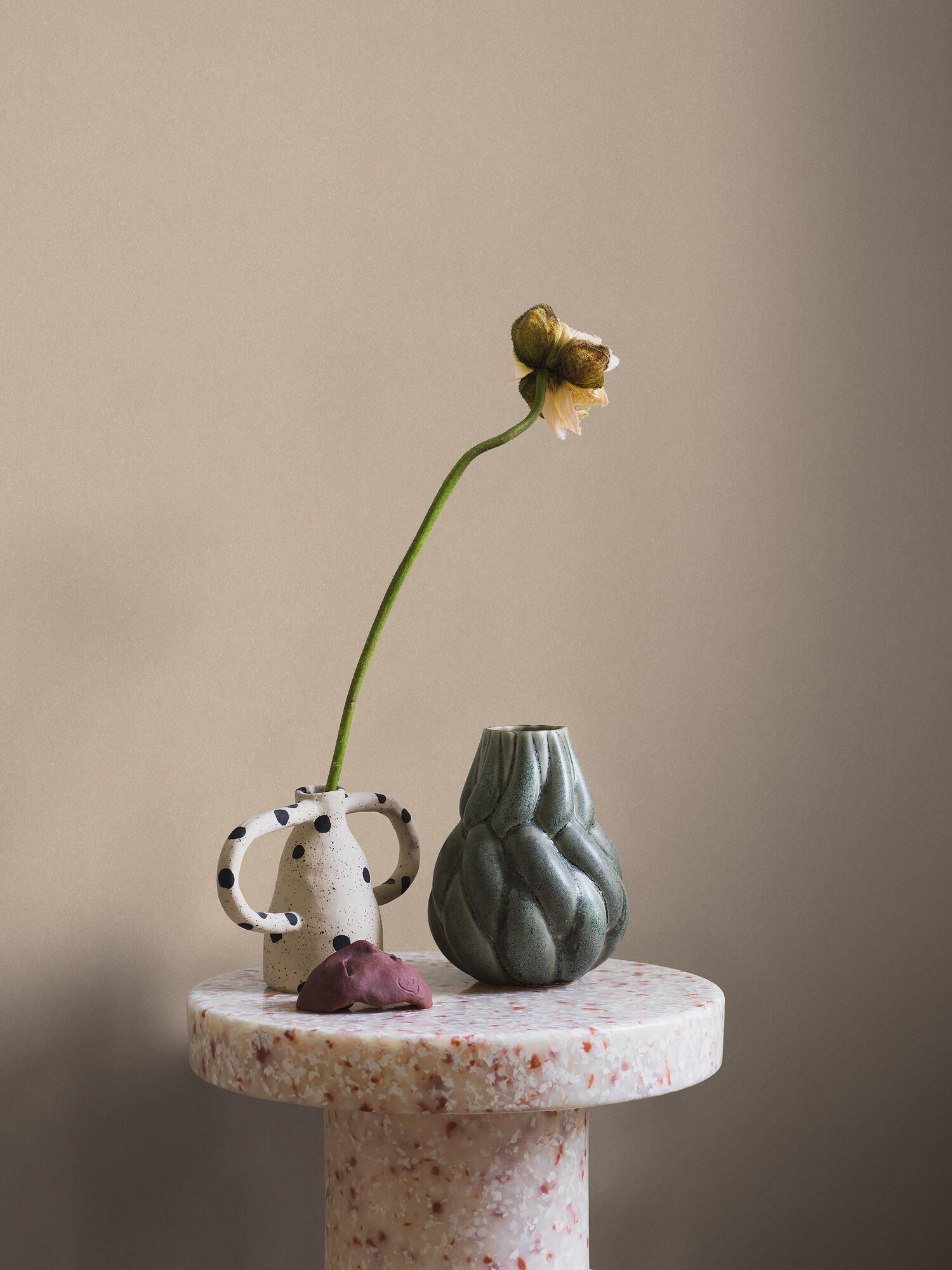 Shell Sand tapet enfärgad i beige. Från kollektionen Pigment. Nonwoven-material.