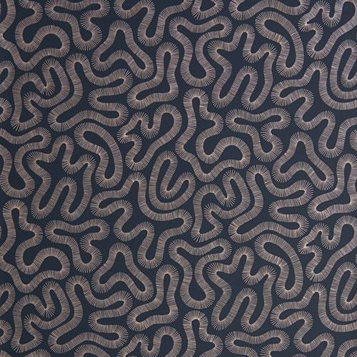 Coral Fossil tapet från Midbec med retro mönster i grå. Från kollektionen Pioneer. Nonwoven-material med förskjuten passning.