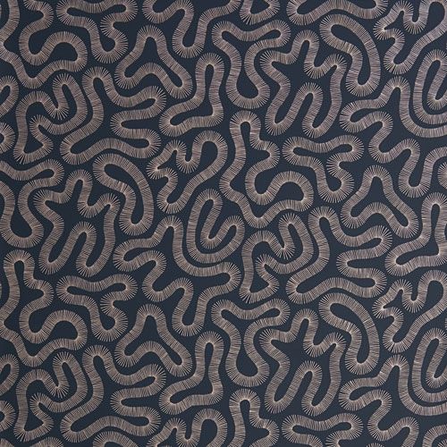 Coral Fossil tapet från Midbec med retro mönster i grå. Från kollektionen Pioneer. Nonwoven-material med förskjuten passning.