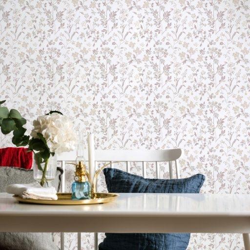 Juni, Beige/Silver tapet från duro med blommigt mönster i beige. Från kollektionen Natur. Nonwoven-material med rak passning.