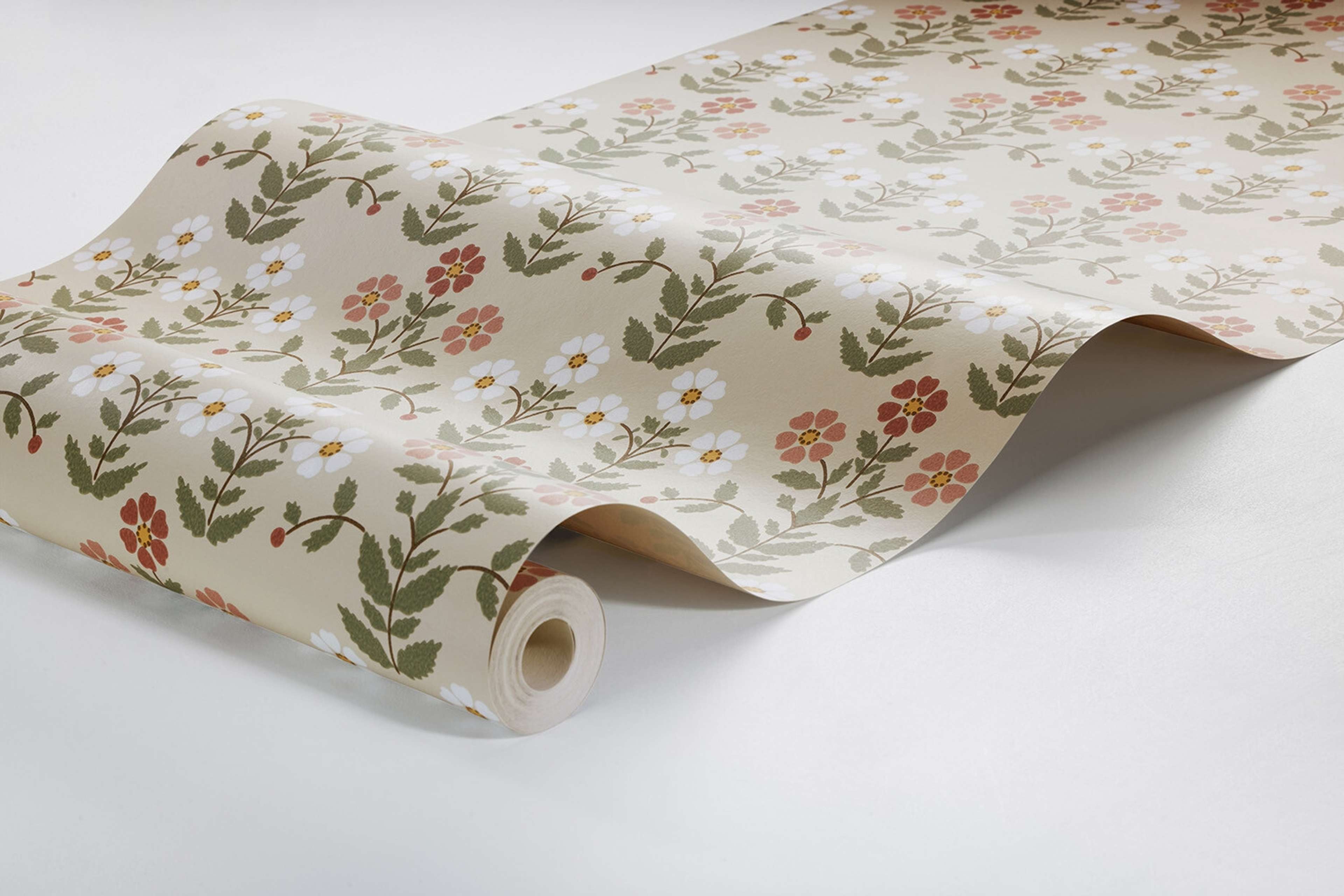 Sippor tapet med blommigt mönster i gul. Från kollektionen New Heritage. Nonwoven-material med rak passning.