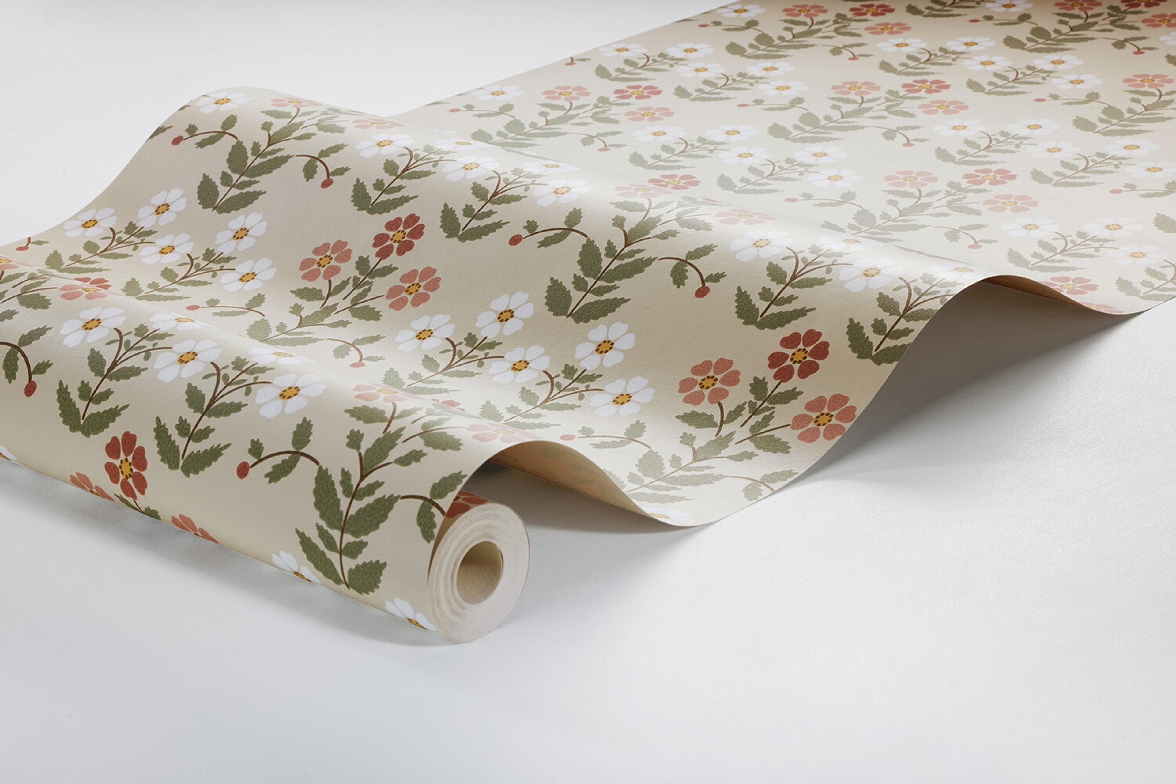 Sippor tapet med blommigt mönster i gul. Från kollektionen New Heritage. Nonwoven-material med rak passning.