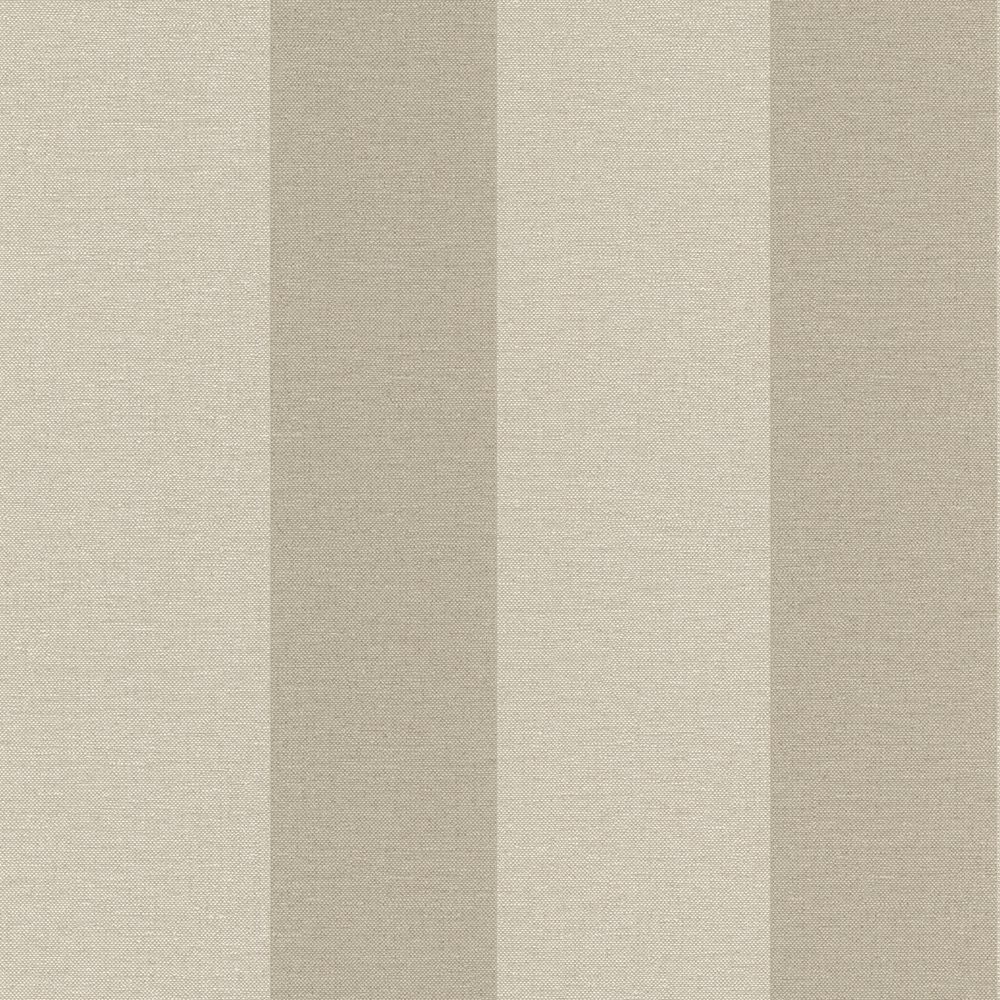 Indra 295725 tapet med randigt mönster i beige. Från kollektionen Indra. Nonwoven-material. Passar i vardagsrum och matsal.
