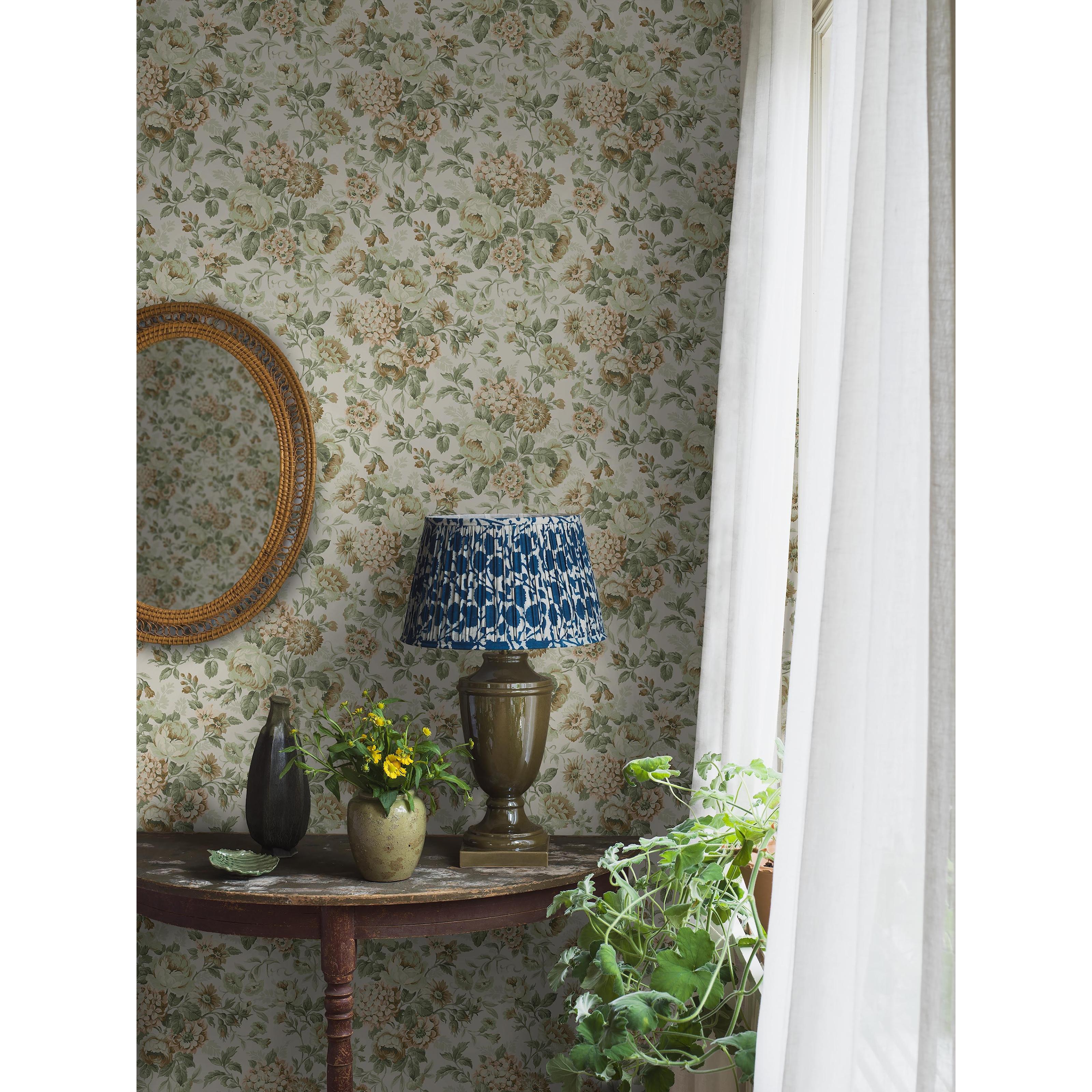 Hortensia rosa, tapet tapet med botaniskt, blommigt mönster i rosa. Från kollektionen Orangeri. Nonwoven-material med rak passning. Passar i vardagsrum.