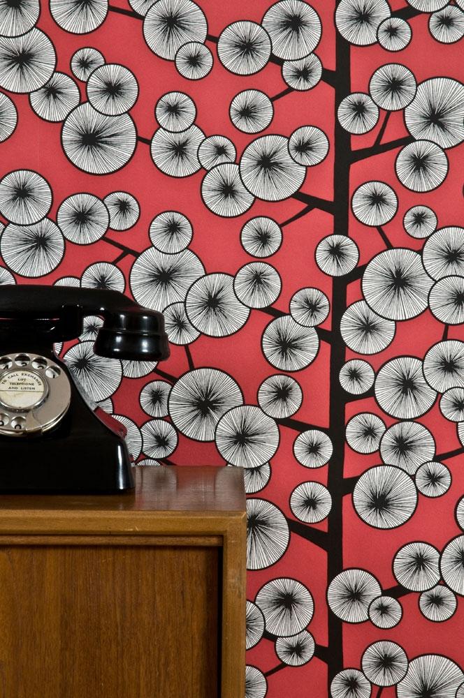 Cotton Tree tapet med grafiskt, retro mönster i röd. Från kollektionen signature. Nonwoven-material med rak passning.