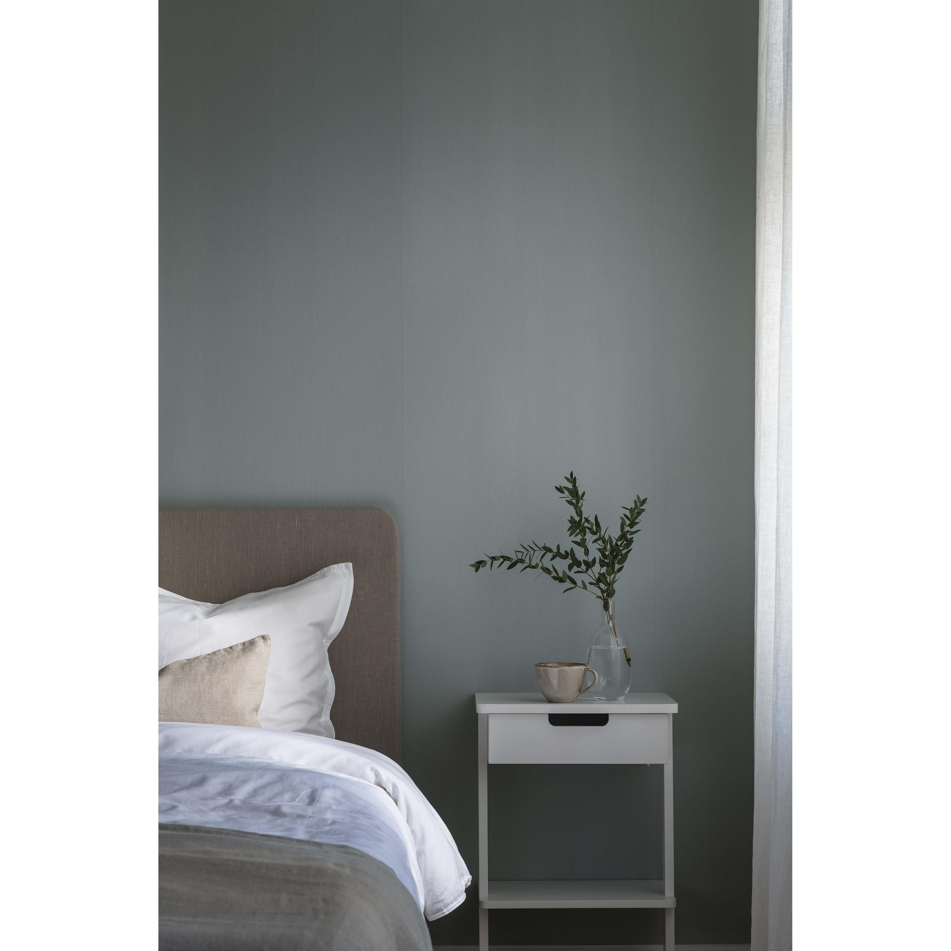 Qvintus, Dimblå tapet enfärgad i blå. Från kollektionen enfargadochrandig. Nonwoven-material med ingen mönsterpassning.