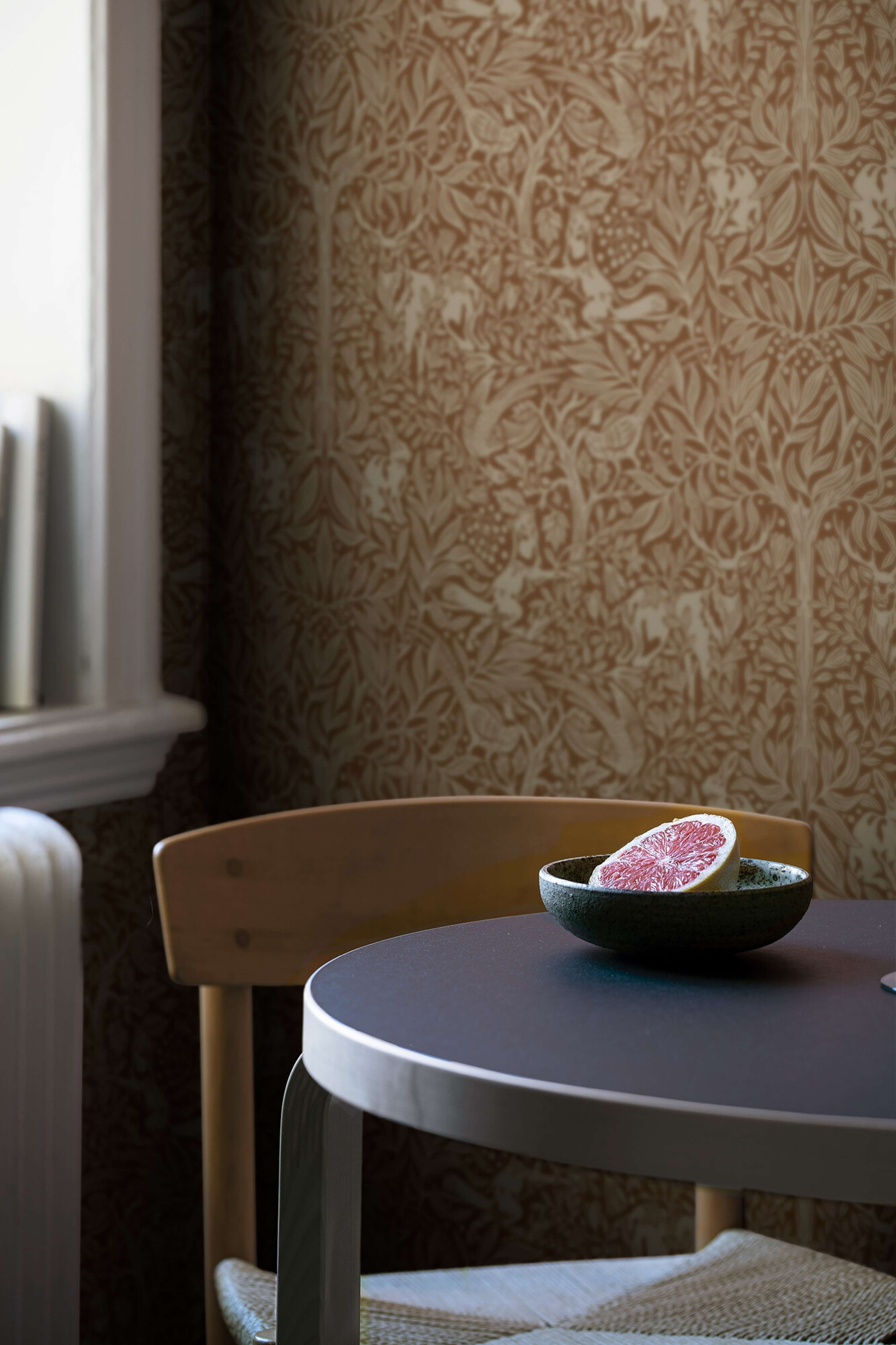 Under the Elder Tree tapet med djur, botaniskt mönster i brun. Från kollektionen New Heritage. Nonwoven-material med förskjuten passning. Vintage-stil.​​​​‌﻿‍﻿​‍​‍‌‍﻿﻿‌﻿​‍‌‍‍‌‌‍‌﻿‌‍‍‌‌‍﻿‍​‍​‍​﻿‍‍​‍​‍‌﻿​﻿‌‍​‌‌‍﻿‍‌‍‍‌‌﻿‌​‌﻿‍‌​‍﻿‍‌‍‍‌‌‍﻿﻿​‍​‍​‍﻿​​‍​‍‌‍‍​‌﻿​‍‌‍‌‌‌‍‌‍​‍​‍​﻿‍‍​‍​‍‌‍‍​‌﻿‌​‌﻿‌​‌﻿​​‌﻿​﻿​﻿‍‍​‍﻿﻿​‍﻿﻿‌﻿‌﻿‌﻿‌﻿‌﻿‌﻿​‍﻿‍‌‍​﻿‌‍﻿﻿‌‍﻿​‌‍﻿﻿‌﻿​‍‌‍​‌‌‍﻿‌‌‍​‌​‍﻿‍‌﻿​﻿‌‍‌‌​‍﻿﻿‌﻿​﻿‌﻿‌​‌﻿‌‌‌‍‌​‌‍‍‌‌‍﻿﻿​‍﻿﻿‌‍‍‌‌‍﻿‍‌﻿‌​‌‍‌‌‌‍﻿‍‌﻿‌​​‍﻿﻿‌‍‌‌‌‍‌​‌‍‍‌‌﻿‌​​‍﻿﻿‌‍﻿‌‌‍﻿﻿‌‍‌​‌‍‌‌​﻿﻿‌‌﻿​​‌﻿​‍‌‍‌‌‌﻿​﻿‌‍‌‌‌‍﻿‍‌﻿‌​‌‍​‌‌﻿‌​‌‍‍‌‌‍﻿﻿‌‍﻿‍​﻿‍﻿‌‍‍‌‌‍‌​​﻿﻿‌‌‍‍‌‌‍﻿‌‌‍​‌‌‍‌﻿‌‍‌‌​‍﻿‌​﻿​​‌‍‌‍‌‍​﻿​﻿​﻿​﻿‌‌​﻿‌‌​﻿​​​﻿​​‌‍‌‌‌‍‌​‌‍​‍‌‍‌​‌‍​﻿​﻿​﻿​﻿​‍​﻿‌‍​﻿‌‌‌‍‌‍‌‍​‌‌‍​﻿​﻿‍‌‌‍‌‍​﻿​​‌‍​‌‌‍​‌‌‍​‌​﻿‌‌‌‍‌‍​﻿​﻿​﻿‌‌‌‍​‌​﻿‌﻿‌‍‌‍‌‍​﻿​﻿‌‍‌‍​‌​﻿​‍​﻿‌‌‌‍​‍‌‍‌‍​‍﻿‌​﻿​‌​﻿​﻿​﻿​﻿​﻿​﻿‌﻿‍​​﻿​‍​﻿​​​﻿​​​﻿​​​‍﻿‌‌‍‍‍‌﻿​​‌‍‌﻿​﻿‍﻿‌﻿‌​‌﻿‍‌‌﻿​​‌‍‌‌​﻿﻿‌‌﻿​﻿‌‍​‌‌‍﻿‍‌‍‍‌‌﻿‌​‌﻿‍‌​‍﻿‍‌‍‍‌‌‍﻿‌‌‍​‌‌‍‌﻿‌‍‌‌‌​​‌‌﻿​﻿‌﻿​﻿‌‍‌‌‌﻿‌​​﻿‍﻿‌﻿​​‌‍​‌‌﻿‌​‌‍‍​​﻿﻿‌‌‍​‌‌‍﻿​‌﻿‌​‌‌‌​‌‍‌‌‌﻿‍​‌﻿‌​​﻿﻿﻿‌‍​‍‌‍​‌‌﻿​﻿‌‍‌‌‌‌‌‌‌﻿​‍‌‍﻿​​﻿﻿‌‌‍‍​‌﻿‌​‌﻿‌​‌﻿​​‌﻿​﻿​‍‌‌​﻿​﻿‌​​‌​‍‌‌​﻿​‍‌​‌‍​‍‌‌​﻿​‍‌​‌‍‌﻿‌﻿‌﻿‌﻿‌﻿‌﻿​‍﻿‍‌‍​﻿‌‍﻿﻿‌‍﻿​‌‍﻿﻿‌﻿​‍‌‍​‌‌‍﻿‌‌‍​‌​‍﻿‍‌﻿​﻿‌‍‌‌​‍‌‌​﻿​‍‌​‌‍‌﻿​﻿‌﻿‌​‌﻿‌‌‌‍‌​‌‍‍‌‌‍﻿﻿​‍‌‍‌‍‍‌‌‍‌​​﻿﻿‌‌‍‍‌‌‍﻿‌‌‍​‌‌‍‌﻿‌‍‌‌​‍﻿‌​﻿​​‌‍‌‍‌‍​﻿​﻿​﻿​﻿‌‌​﻿‌‌​﻿​​​﻿​​‌‍‌‌‌‍‌​‌‍​‍‌‍‌​‌‍​﻿​﻿​﻿​﻿​‍​﻿‌‍​﻿‌‌‌‍‌‍‌‍​‌‌‍​﻿​﻿‍‌‌‍‌‍​﻿​​‌‍​‌‌‍​‌‌‍​‌​﻿‌‌‌‍‌‍​﻿​﻿​﻿‌‌‌‍​‌​﻿‌﻿‌‍‌‍‌‍​﻿​﻿‌‍‌‍​‌​﻿​‍​﻿‌‌‌‍​‍‌‍‌‍​‍﻿‌​﻿​‌​﻿​﻿​﻿​﻿​﻿​﻿‌﻿‍​​﻿​‍​﻿​​​﻿​​​﻿​​​‍﻿‌‌‍‍‍‌﻿​​‌‍‌﻿​‍‌‍‌﻿‌​‌﻿‍‌‌﻿​​‌‍‌‌​﻿﻿‌‌﻿​﻿‌‍​‌‌‍﻿‍‌‍‍‌‌﻿‌​‌﻿‍‌​‍﻿‍‌‍‍‌‌‍﻿‌‌‍​‌‌‍‌﻿‌‍‌‌‌​​‌‌﻿​﻿‌﻿​﻿‌‍‌‌‌﻿‌​​‍‌‍‌﻿​​‌‍​‌‌﻿‌​‌‍‍​​﻿﻿‌‌‍​‌‌‍﻿​‌﻿‌​‌‌‌​‌‍‌‌‌﻿‍​‌﻿‌​​‍‌‍‌﻿​​‌‍‌‌‌﻿​‍‌﻿​﻿‌﻿​​‌‍‌‌‌‍​﻿‌﻿‌​‌‍‍‌‌﻿‌‍‌‍‌‌​﻿﻿‌‌﻿​​‌﻿‌‌‌‍​‍‌‍﻿​‌‍‍‌‌﻿​﻿‌‍‍​‌‍‌‌‌‍‌​​‍​‍‌﻿﻿‌