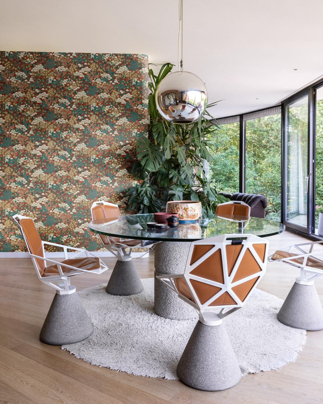 Indra 295152 tapet med blommigt mönster i beige. Från kollektionen Indra. Nonwoven-material med förskjuten passning. Passar i vardagsrum och matsal.