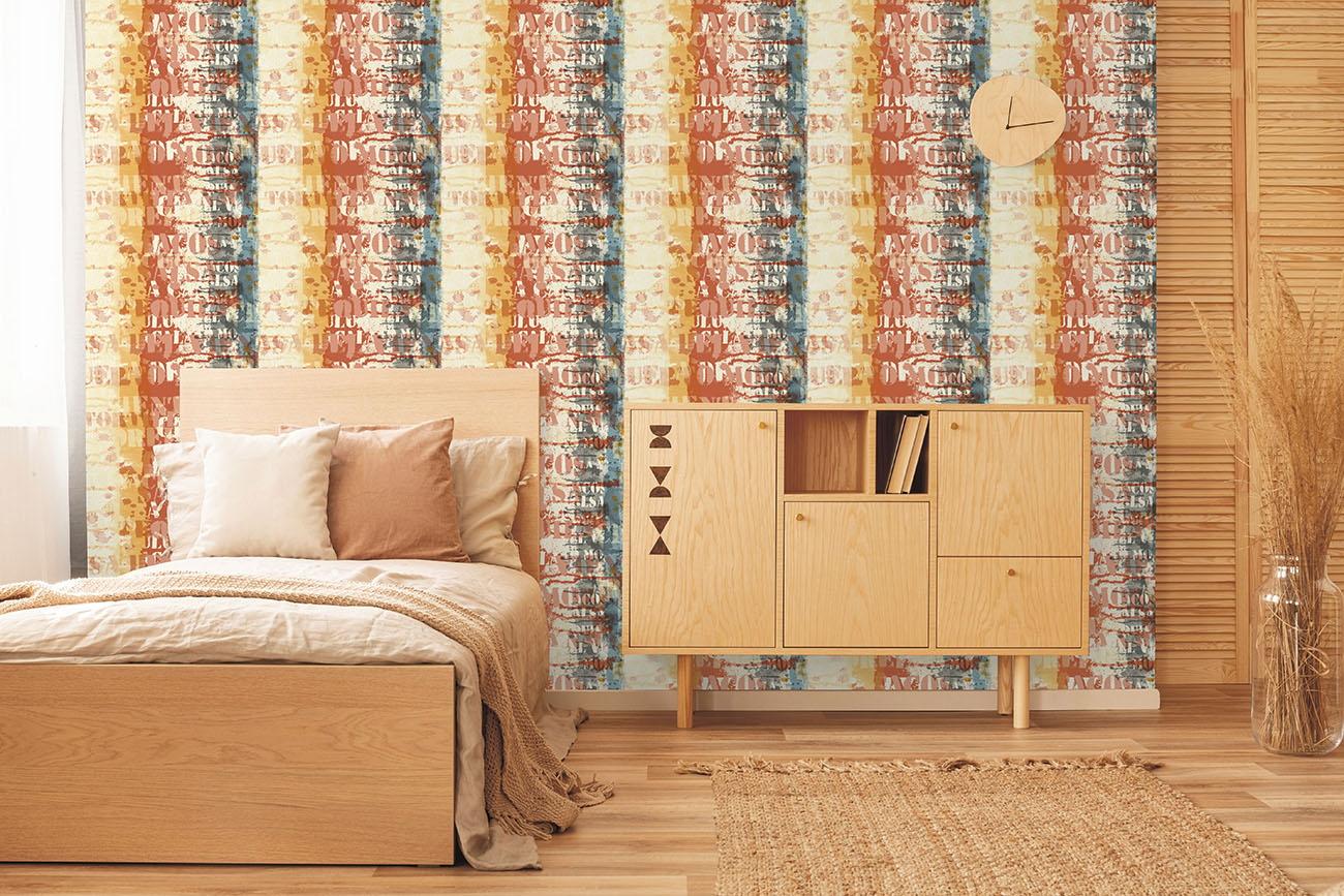 grafitis rouge gris tapet med randigt mönster i röd. Från kollektionen les aventures. Papper-material med rak passning. Passar i vardagsrum och matsal.