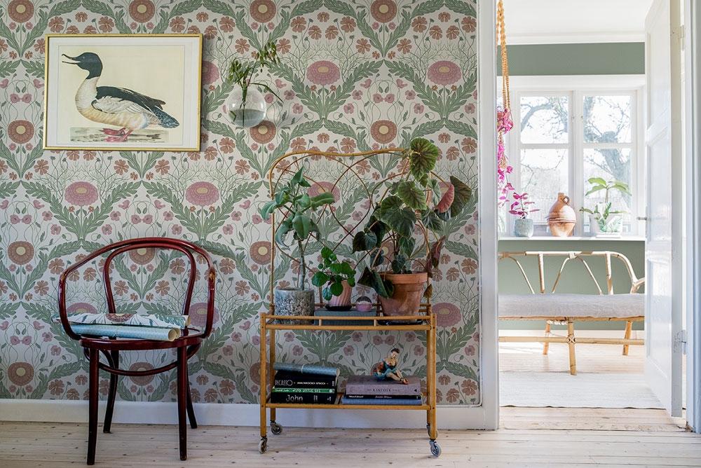 Vivvi liljaliknande mönster, grön tapet från Midbec enfärgad i grön. Från kollektionen Blomstermåla. Nonwoven-material med rak passning.