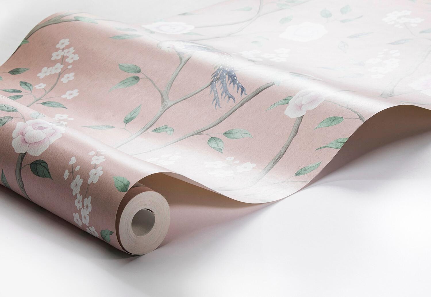Paradise Birds tapet tapet från Boråstapeter med djur, blommigt mönster i rosa. Från kollektionen Dreamy Escape. Nonwoven-material med förskjuten passning. Lyx-stil. Passar i vardagsrum och matsal.