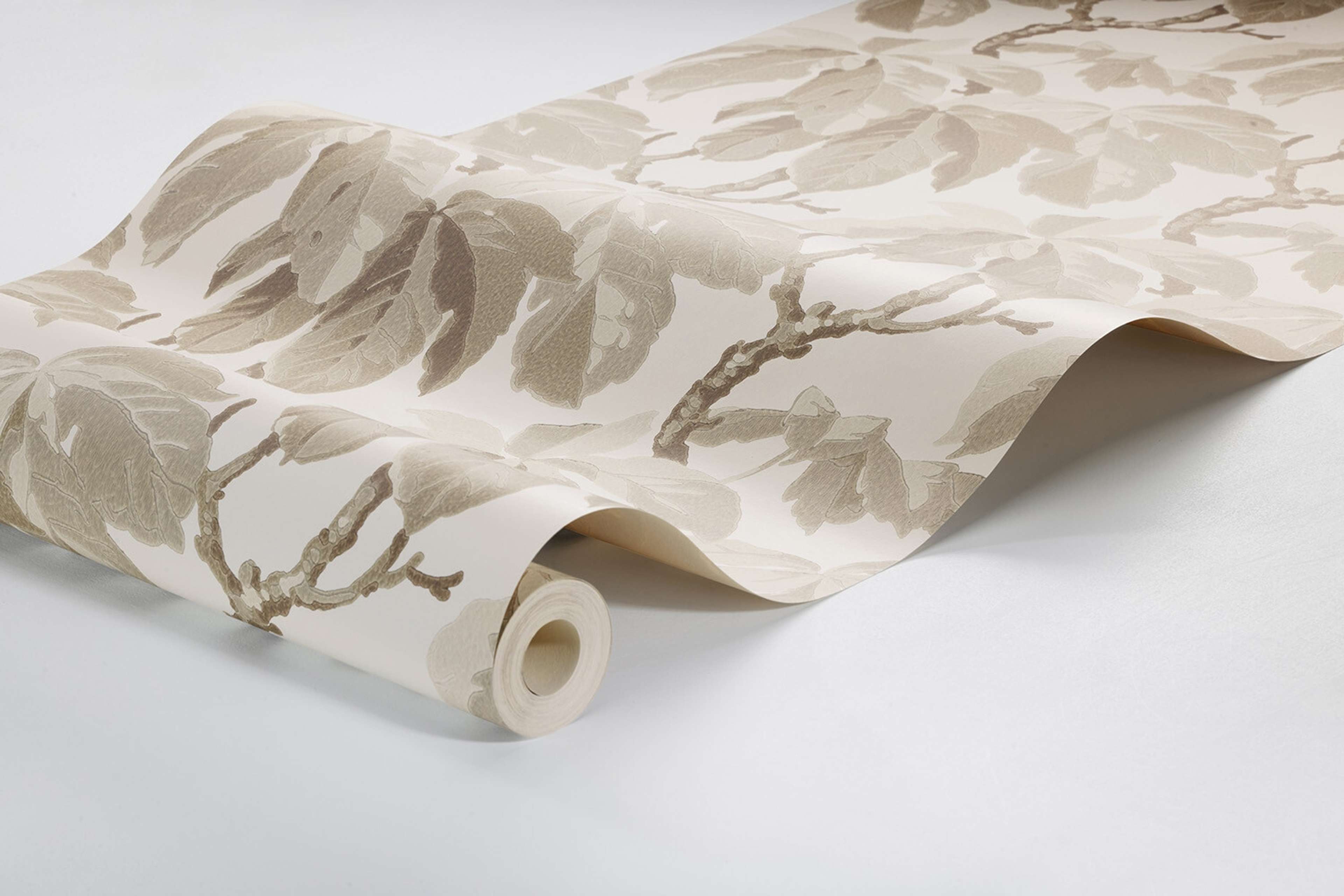 Kastanj tapet med botaniskt mönster i vit. Från kollektionen New Heritage. Nonwoven-material med rak passning.