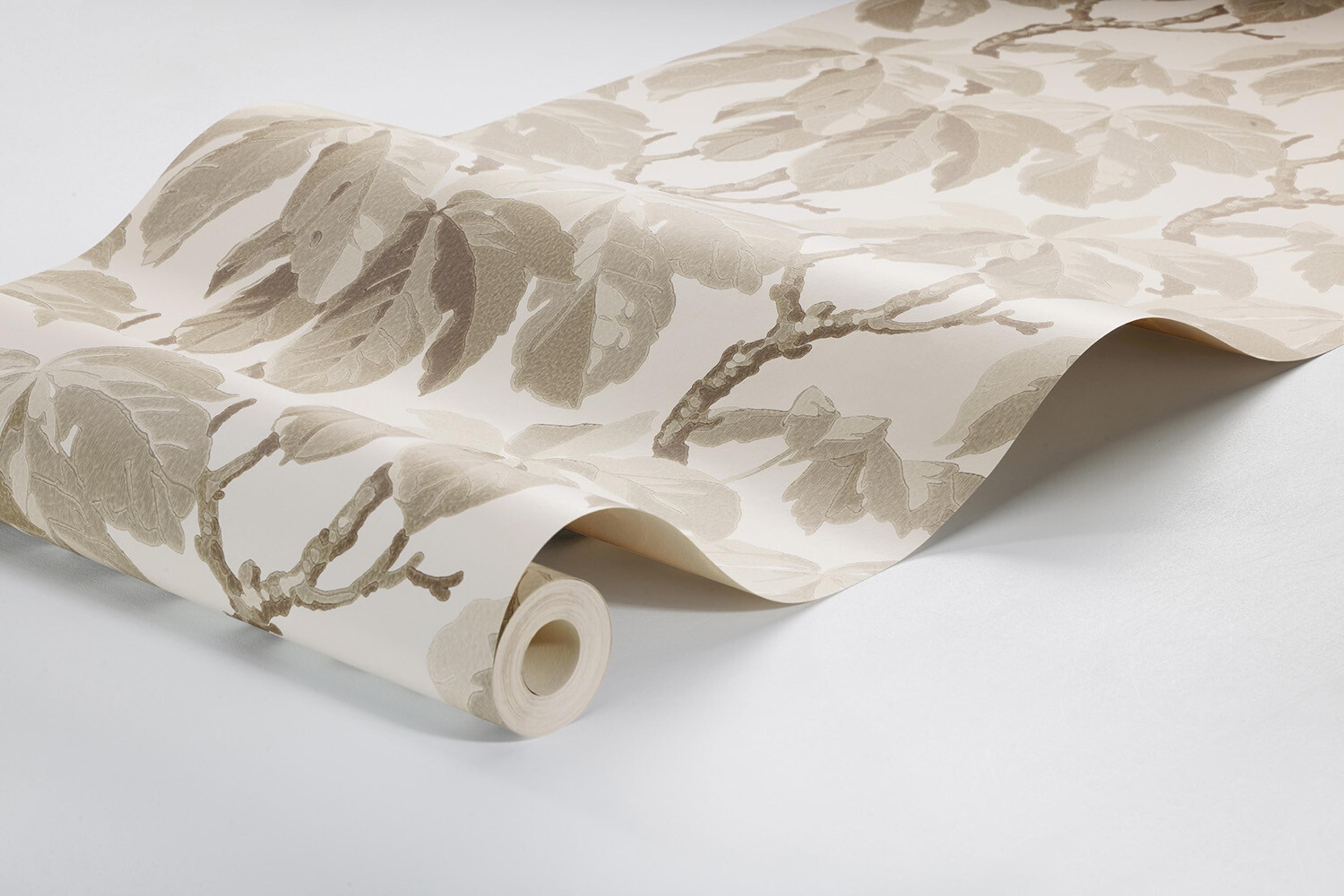 Kastanj tapet med botaniskt mönster i vit. Från kollektionen New Heritage. Nonwoven-material med rak passning.