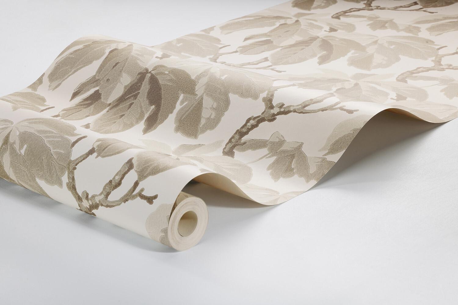 Kastanj tapet med botaniskt mönster i vit. Från kollektionen New Heritage. Nonwoven-material med rak passning.