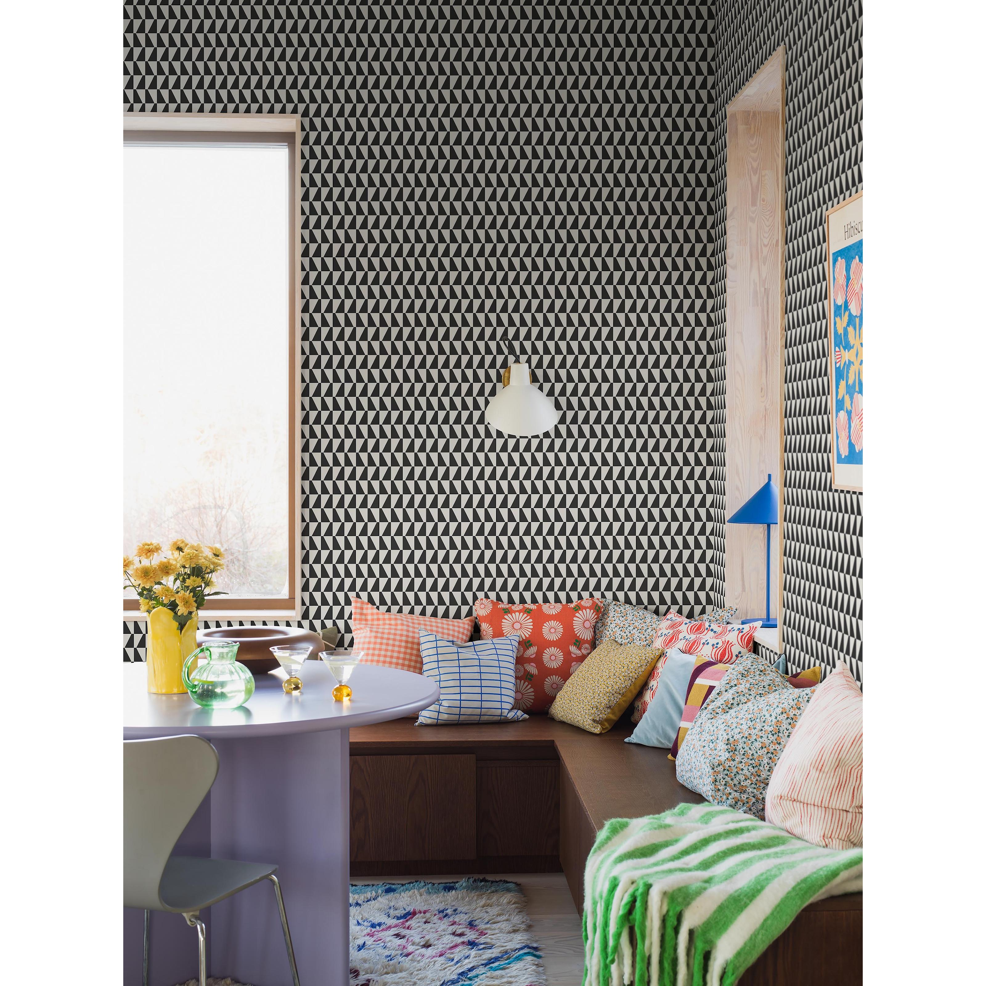 Arne Jacobsen Trapez, tapet tapet med grafiskt mönster i vit och svart. Från kollektionen Graphics. Nonwoven-material med rak passning. Passar i vardagsrum och matsal.