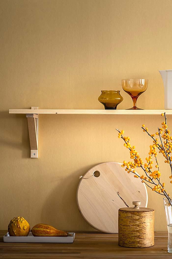 Qvintus, Saffran tapet enfärgad i gul. Från kollektionen enfargadochrandig. Nonwoven-material med ingen mönsterpassning.