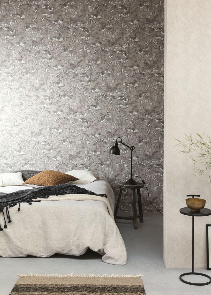 Manu Moonbeam tapet tapet från Midbec med geometriskt mönster i grön. Från kollektionen Tribute. Nonwoven-material med rak passning. Passar i vardagsrum, matsal och hall.