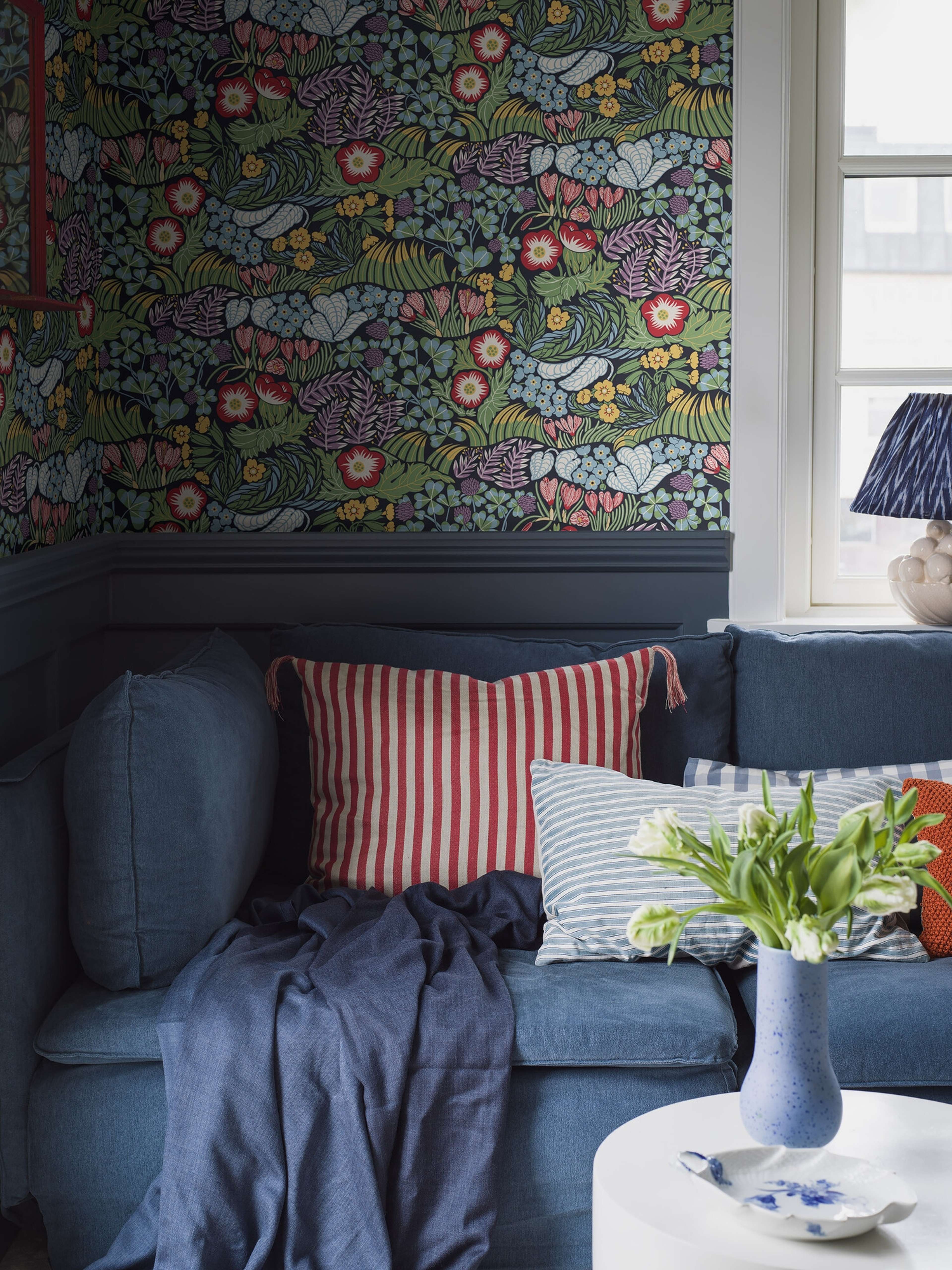 Rabatt tapet med botaniskt, blommigt mönster i grå. Från kollektionen New Heritage. Nonwoven-material med förskjuten passning. Passar i vardagsrum, matsal och kök.