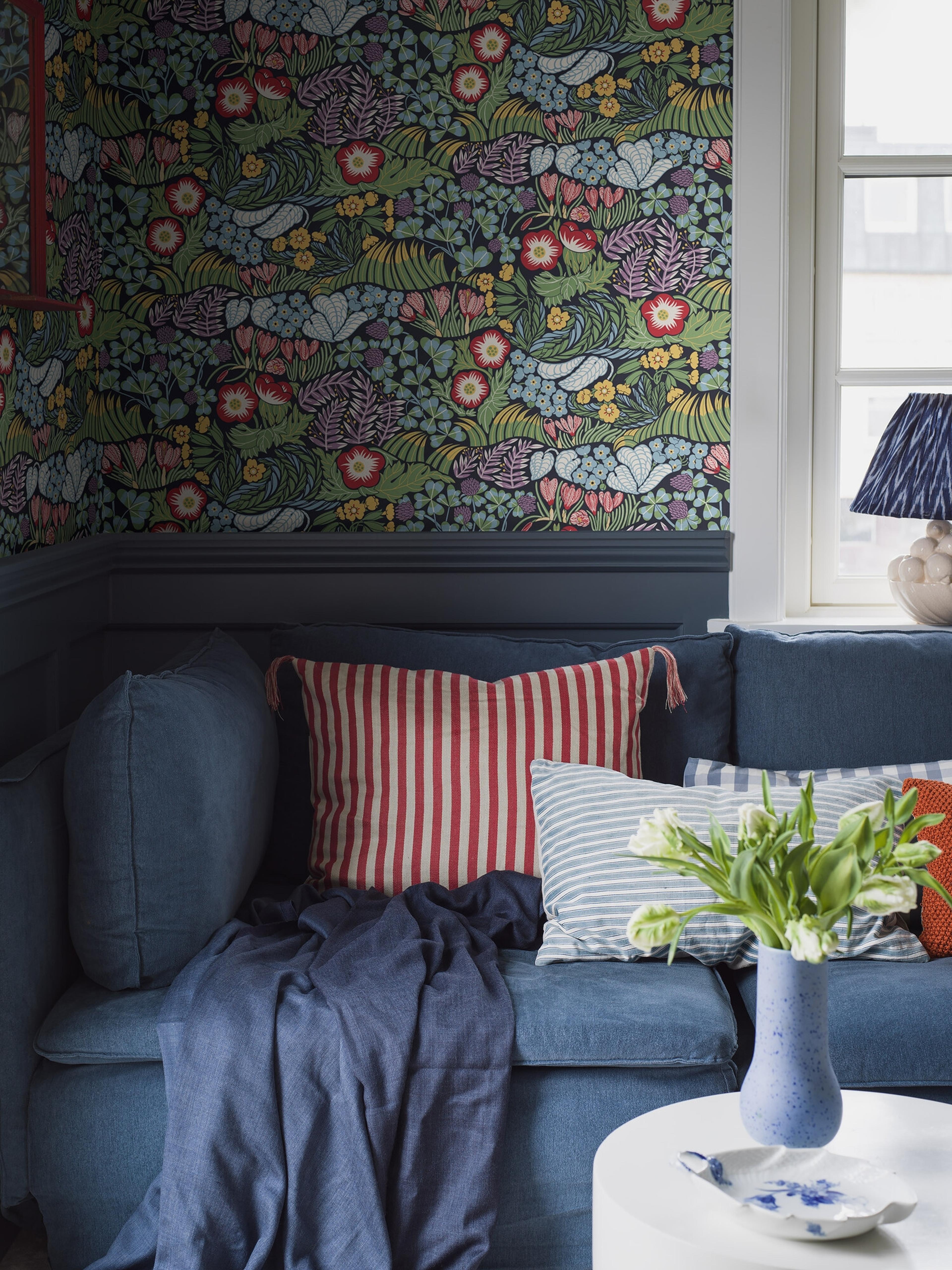 Rabatt tapet med botaniskt, blommigt mönster i grå. Från kollektionen New Heritage. Nonwoven-material med förskjuten passning. Passar i vardagsrum, matsal och kök.