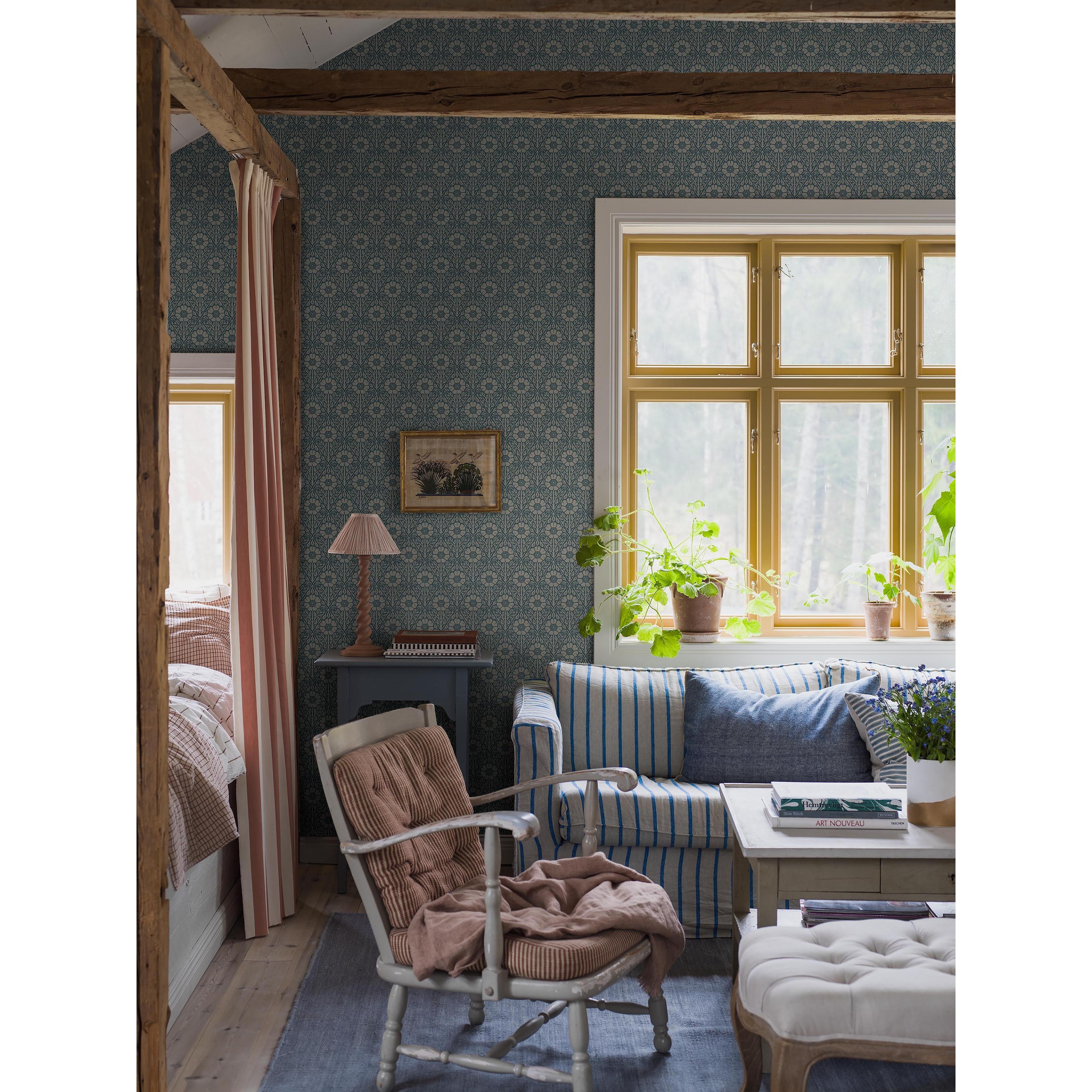 Nyponros blå, tapet tapet med blommigt mönster i blå. Från kollektionen Nordic Folk. Nonwoven-material med förskjuten passning. Passar i vardagsrum.