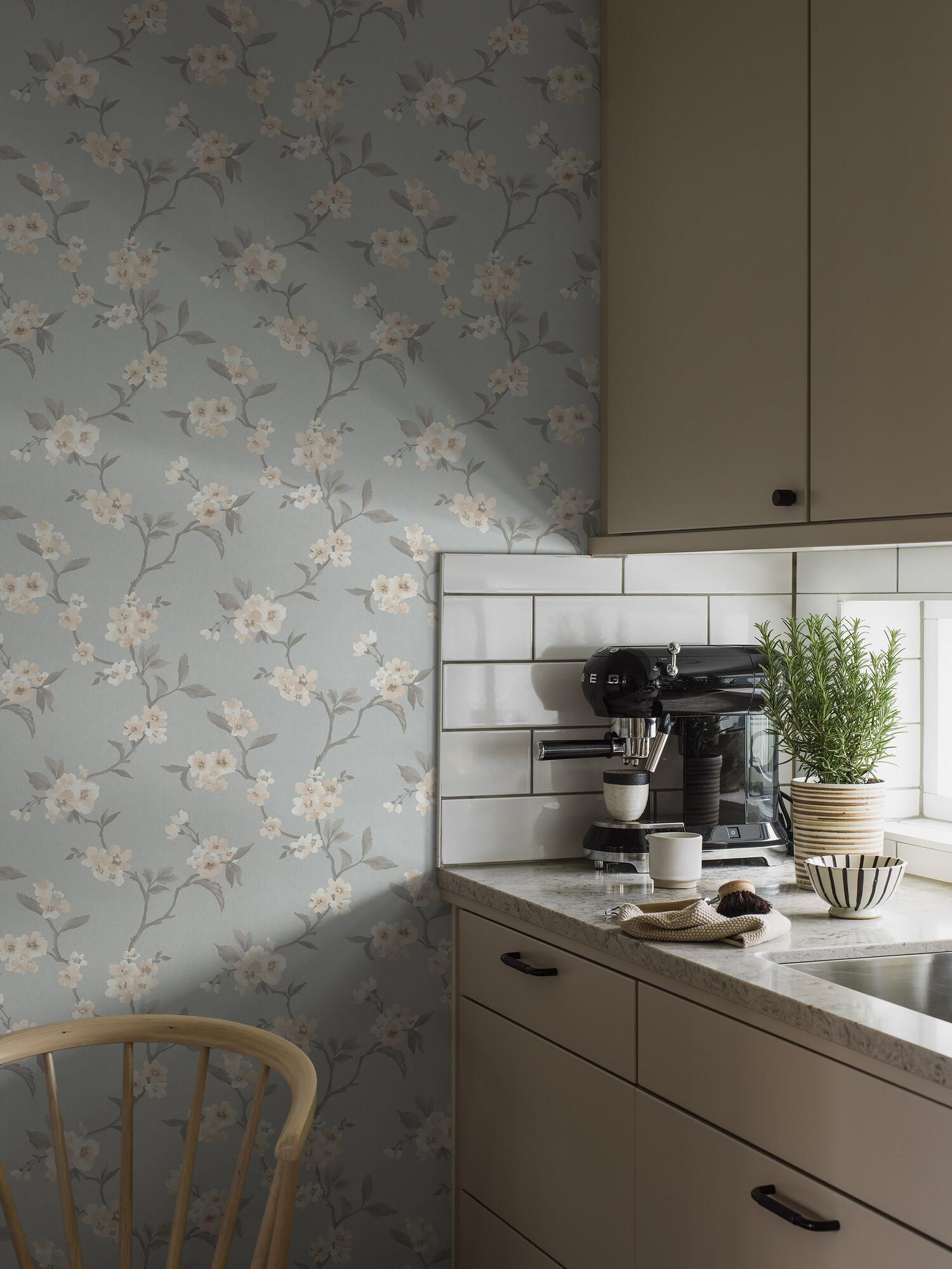 Marie 38750, tapet tapet med blommigt mönster i blå. Från kollektionen Borosan Hem. Nonwoven-material med rak passning.