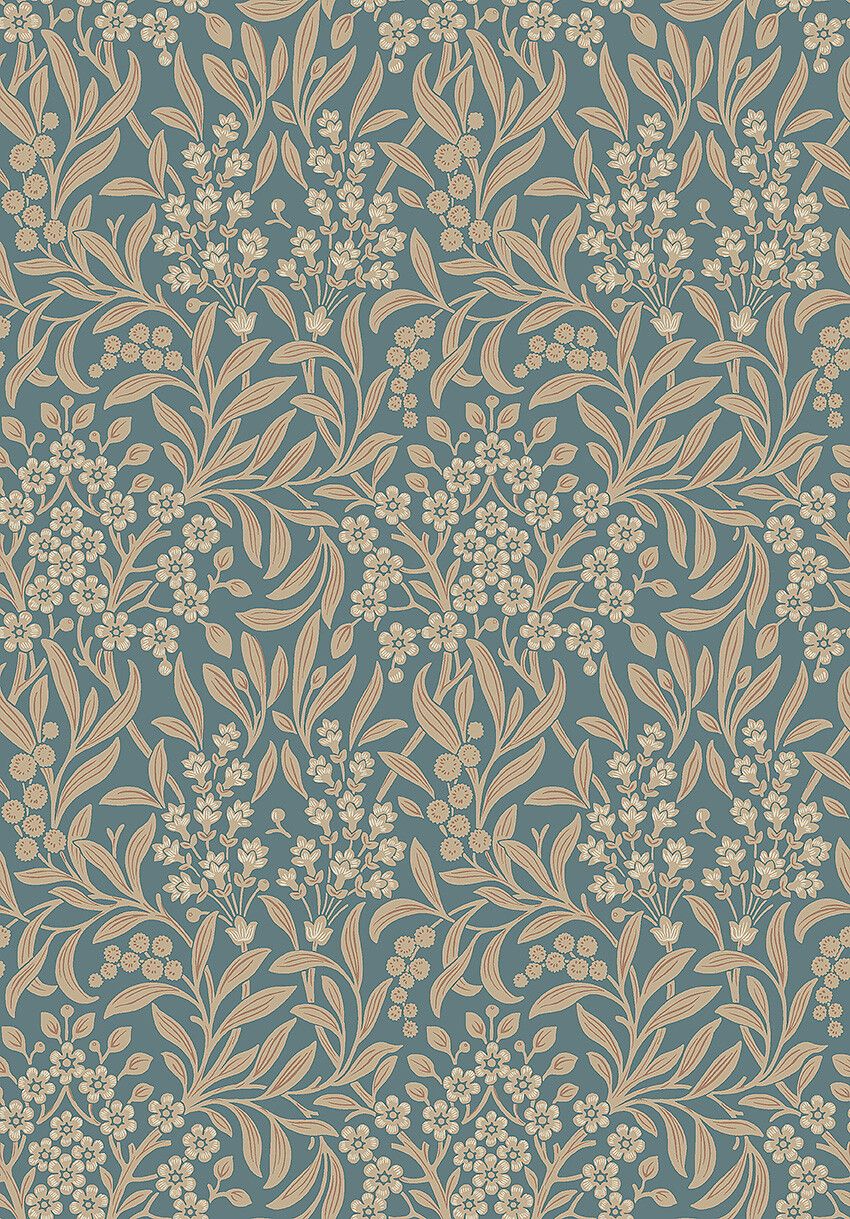 Kryddhyllan tapet med botaniskt, blommigt mönster i blå. Från kollektionen Alla Tiders Hus. Nonwoven-material med rak passning. Passar i vardagsrum, matsal och kök.