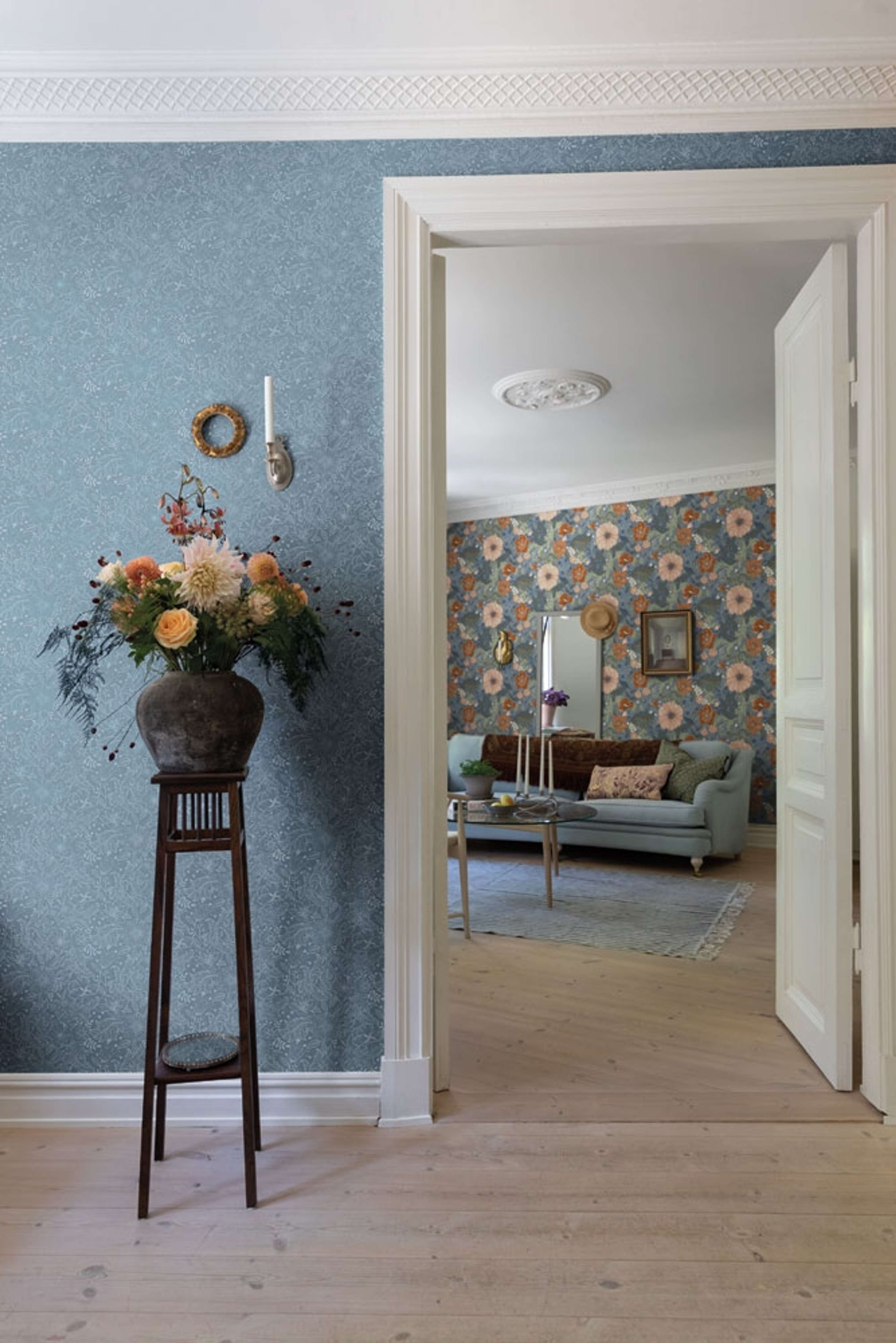 Wilma tapet med blommigt mönster i blå. Från kollektionen Ängås. Nonwoven-material med rak passning.​​​​‌﻿‍﻿​‍​‍‌‍﻿﻿‌﻿​‍‌‍‍‌‌‍‌﻿‌‍‍‌‌‍﻿‍​‍​‍​﻿‍‍​‍​‍‌﻿​﻿‌‍​‌‌‍﻿‍‌‍‍‌‌﻿‌​‌﻿‍‌​‍﻿‍‌‍‍‌‌‍﻿﻿​‍​‍​‍﻿​​‍​‍‌‍‍​‌﻿​‍‌‍‌‌‌‍‌‍​‍​‍​﻿‍‍​‍​‍‌‍‍​‌﻿‌​‌﻿‌​‌﻿​​‌﻿​﻿​﻿‍‍​‍﻿﻿​‍﻿﻿‌﻿‌﻿‌﻿‌﻿‌﻿‌﻿​‍﻿‍‌‍​﻿‌‍﻿﻿‌‍﻿​‌‍﻿﻿‌﻿​‍‌‍​‌‌‍﻿‌‌‍​‌​‍﻿‍‌﻿​﻿‌‍‌‌​‍﻿﻿‌﻿​﻿‌﻿‌​‌﻿‌‌‌‍‌​‌‍‍‌‌‍﻿﻿​‍﻿﻿‌‍‍‌‌‍﻿‍‌﻿‌​‌‍‌‌‌‍﻿‍‌﻿‌​​‍﻿﻿‌‍‌‌‌‍‌​‌‍‍‌‌﻿‌​​‍﻿﻿‌‍﻿‌‌‍﻿﻿‌‍‌​‌‍‌‌​﻿﻿‌‌﻿​​‌﻿​‍‌‍‌‌‌﻿​﻿‌‍‌‌‌‍﻿‍‌﻿‌​‌‍​‌‌﻿‌​‌‍‍‌‌‍﻿﻿‌‍﻿‍​﻿‍﻿‌‍‍‌‌‍‌​​﻿﻿‌‌‍‍‌‌‍﻿‌‌‍​‌‌‍‌﻿‌‍‌‌​‍﻿‌​﻿​‌​﻿‌​​﻿​‌​﻿‍​​﻿‍​​﻿​​​﻿‌‍‌‍​﻿‌‍​‍‌‍​‌​﻿‌‍​﻿​‍‌‍​‌​﻿‌﻿​﻿​‍​﻿‌‍‌‍‌​​﻿​‍​﻿​‌​﻿‍​‌‍​‍‌‍‌‍‌‍‌‍​﻿​‌‌‍​‍​﻿‌﻿​﻿​​‌‍‌​​﻿‌​​﻿‌‍‌‍‌‍​﻿​﻿​﻿​​‌‍​‍​﻿​﻿‌‍‌‌‌‍​‍‌‍‌‍‌‍‌‍​﻿‌‍​‍﻿‌​﻿‌‍​﻿‌‍​﻿‌﻿‌﻿‍​​﻿​‌​﻿​​​﻿​​​﻿​​​‍﻿‌‌‍‍‍‌﻿​​‌‍‌﻿​﻿‍﻿‌﻿‌​‌﻿‍‌‌﻿​​‌‍‌‌​﻿﻿‌‌﻿​﻿‌‍​‌‌‍﻿‍‌‍‍‌‌﻿‌​‌﻿‍‌​‍﻿‍‌‍‍‌‌‍﻿‌‌‍​‌‌‍‌﻿‌‍‌‌‌​​‌‌﻿​﻿‌﻿​﻿‌‍‌‌‌﻿‌​​﻿‍﻿‌﻿​​‌‍​‌‌﻿‌​‌‍‍​​﻿﻿‌‌‍​‌‌‍﻿​‌﻿‌​‌‌‌​‌‍‌‌‌﻿‍​‌﻿‌​​﻿﻿﻿‌‍​‍‌‍​‌‌﻿​﻿‌‍‌‌‌‌‌‌‌﻿​‍‌‍﻿​​﻿﻿‌‌‍‍​‌﻿‌​‌﻿‌​‌﻿​​‌﻿​﻿​‍‌‌​﻿​﻿‌​​‌​‍‌‌​﻿​‍‌​‌‍​‍‌‌​﻿​‍‌​‌‍‌﻿‌﻿‌﻿‌﻿‌﻿‌﻿​‍﻿‍‌‍​﻿‌‍﻿﻿‌‍﻿​‌‍﻿﻿‌﻿​‍‌‍​‌‌‍﻿‌‌‍​‌​‍﻿‍‌﻿​﻿‌‍‌‌​‍‌‌​﻿​‍‌​‌‍‌﻿​﻿‌﻿‌​‌﻿‌‌‌‍‌​‌‍‍‌‌‍﻿﻿​‍‌‍‌‍‍‌‌‍‌​​﻿﻿‌‌‍‍‌‌‍﻿‌‌‍​‌‌‍‌﻿‌‍‌‌​‍﻿‌​﻿​‌​﻿‌​​﻿​‌​﻿‍​​﻿‍​​﻿​​​﻿‌‍‌‍​﻿‌‍​‍‌‍​‌​﻿‌‍​﻿​‍‌‍​‌​﻿‌﻿​﻿​‍​﻿‌‍‌‍‌​​﻿​‍​﻿​‌​﻿‍​‌‍​‍‌‍‌‍‌‍‌‍​﻿​‌‌‍​‍​﻿‌﻿​﻿​​‌‍‌​​﻿‌​​﻿‌‍‌‍‌‍​﻿​﻿​﻿​​‌‍​‍​﻿​﻿‌‍‌‌‌‍​‍‌‍‌‍‌‍‌‍​﻿‌‍​‍﻿‌​﻿‌‍​﻿‌‍​﻿‌﻿‌﻿‍​​﻿​‌​﻿​​​﻿​​​﻿​​​‍﻿‌‌‍‍‍‌﻿​​‌‍‌﻿​‍‌‍‌﻿‌​‌﻿‍‌‌﻿​​‌‍‌‌​﻿﻿‌‌﻿​﻿‌‍​‌‌‍﻿‍‌‍‍‌‌﻿‌​‌﻿‍‌​‍﻿‍‌‍‍‌‌‍﻿‌‌‍​‌‌‍‌﻿‌‍‌‌‌​​‌‌﻿​﻿‌﻿​﻿‌‍‌‌‌﻿‌​​‍‌‍‌﻿​​‌‍​‌‌﻿‌​‌‍‍​​﻿﻿‌‌‍​‌‌‍﻿​‌﻿‌​‌‌‌​‌‍‌‌‌﻿‍​‌﻿‌​​‍‌‍‌﻿​​‌‍‌‌‌﻿​‍‌﻿​﻿‌﻿​​‌‍‌‌‌‍​﻿‌﻿‌​‌‍‍‌‌﻿‌‍‌‍‌‌​﻿﻿‌‌﻿​​‌﻿‌‌‌‍​‍‌‍﻿​‌‍‍‌‌﻿​﻿‌‍‍​‌‍‌‌‌‍‌​​‍​‍‌﻿﻿‌