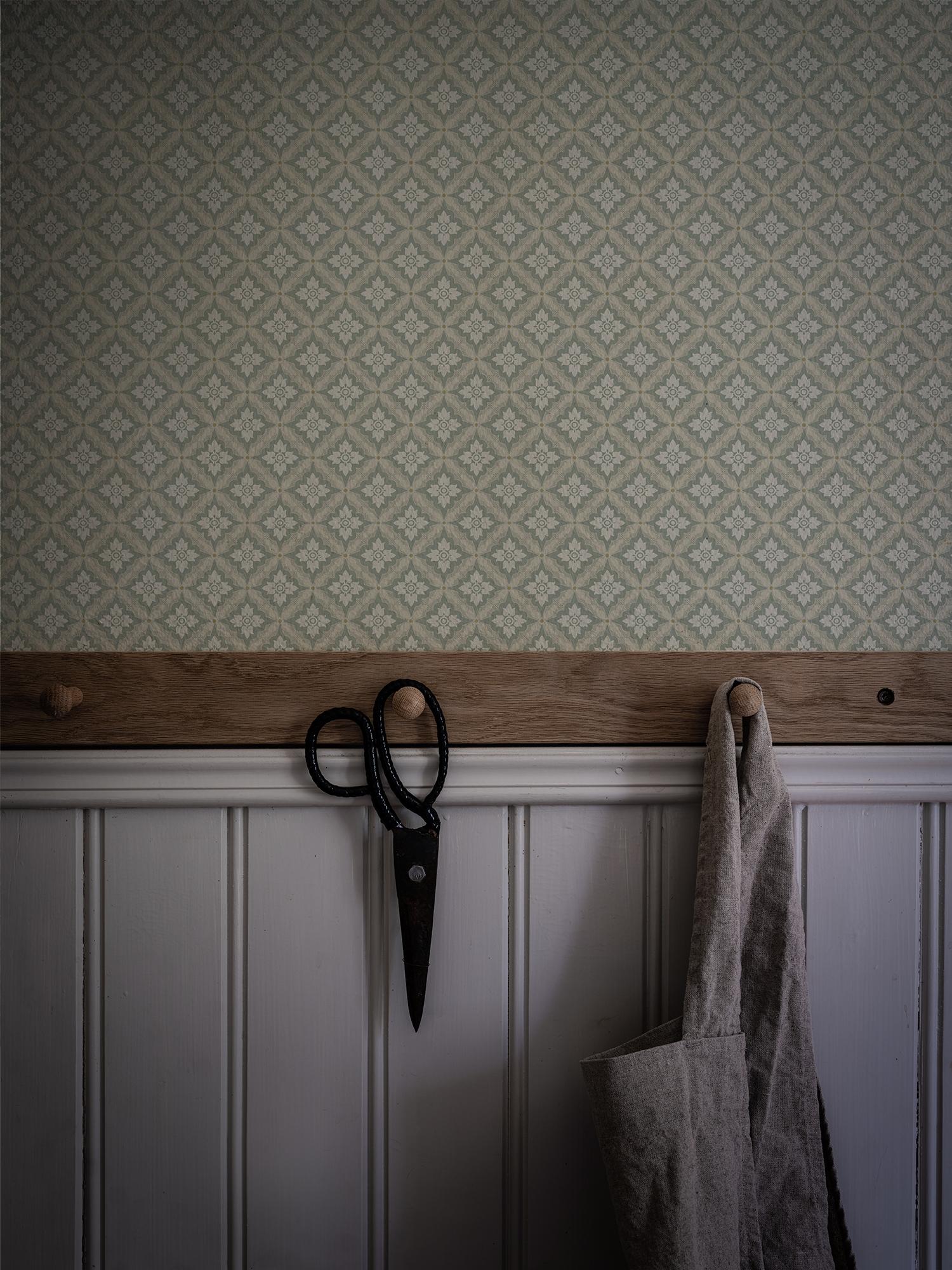 Ingrid Grön tapet med geometriskt mönster i grön. Från kollektionen Gammalsvenska klassiker 1850–1950. Nonwoven-material med rak passning. Country-stil. Passar i vardagsrum och matsal.