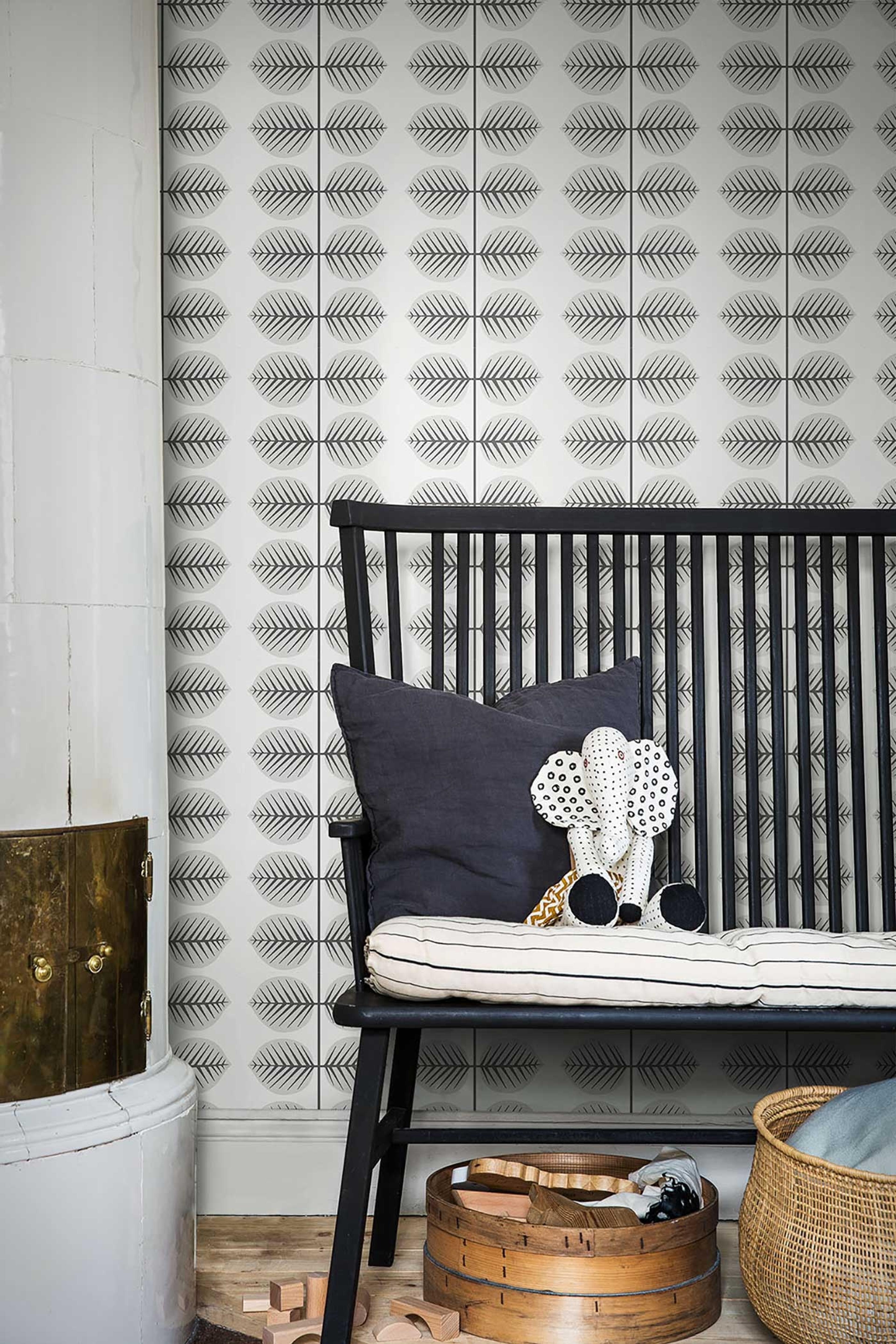 Berså II från Boråstapeter i vit, svart och multifärg. Från kollektionen Scandinavian Designers Mini.