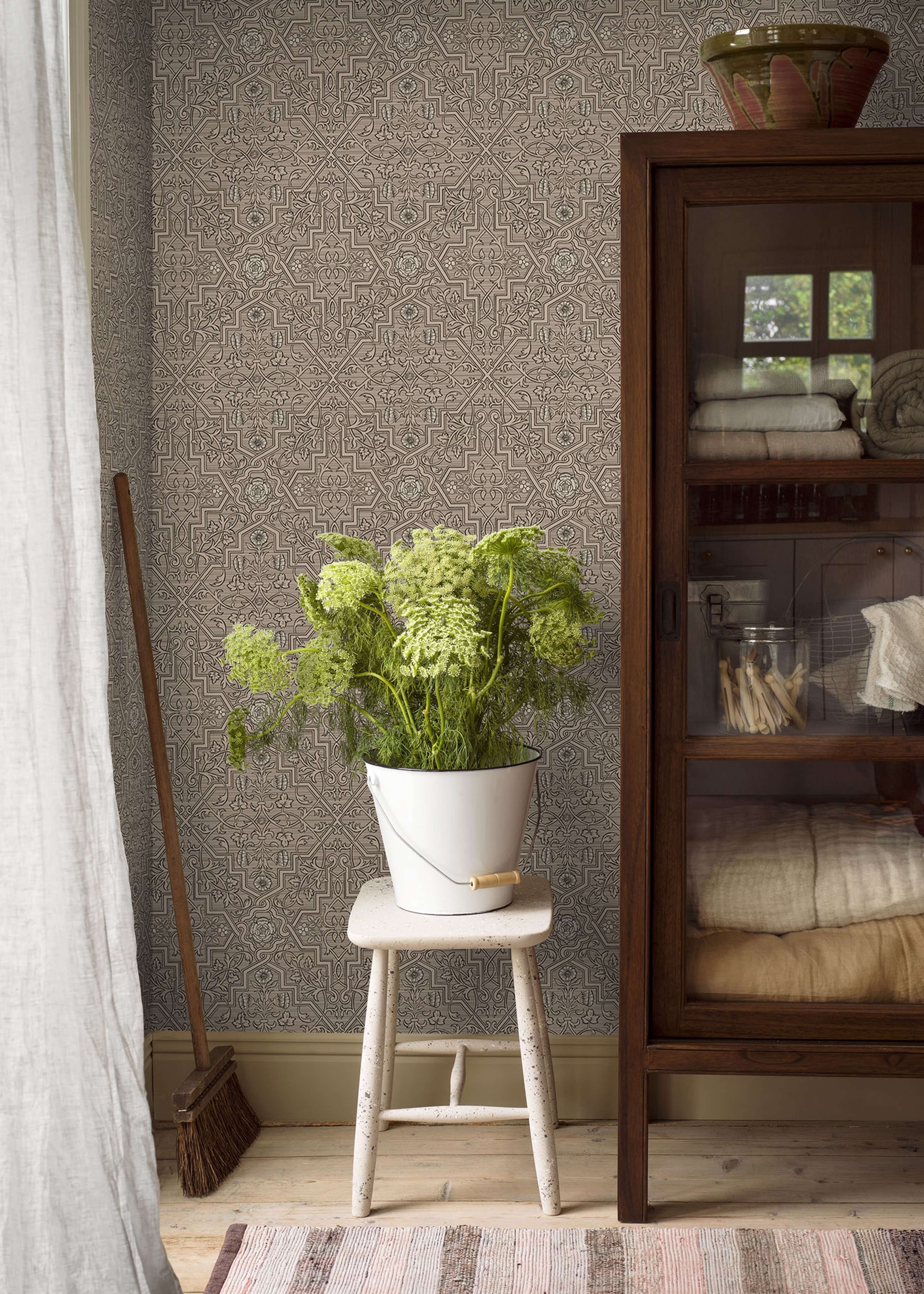 Rosenvinge, gråbrun tapet från Boråstapeter med medaljonger mönster i svart, brun och beige. Från kollektionen anno. Nonwoven-material med rak passning. Passar i sovrum och matsal.​​​​‌﻿‍﻿​‍​‍‌‍﻿﻿‌﻿​‍‌‍‍‌‌‍‌﻿‌‍‍‌‌‍﻿‍​‍​‍​﻿‍‍​‍​‍‌﻿​﻿‌‍​‌‌‍﻿‍‌‍‍‌‌﻿‌​‌﻿‍‌​‍﻿‍‌‍‍‌‌‍﻿﻿​‍​‍​‍﻿​​‍​‍‌‍‍​‌﻿​‍‌‍‌‌‌‍‌‍​‍​‍​﻿‍‍​‍​‍‌‍‍​‌﻿‌​‌﻿‌​‌﻿​​‌﻿​﻿​﻿‍‍​‍﻿﻿​‍﻿﻿‌﻿‌﻿‌﻿‌﻿‌﻿‌﻿​‍﻿‍‌‍​﻿‌‍﻿﻿‌‍﻿​‌‍﻿﻿‌﻿​‍‌‍​‌‌‍﻿‌‌‍​‌​‍﻿‍‌﻿​﻿‌‍‌‌​‍﻿﻿‌﻿​﻿‌﻿‌​‌﻿‌‌‌‍‌​‌‍‍‌‌‍﻿﻿​‍﻿﻿‌‍‍‌‌‍﻿‍‌﻿‌​‌‍‌‌‌‍﻿‍‌﻿‌​​‍﻿﻿‌‍‌‌‌‍‌​‌‍‍‌‌﻿‌​​‍﻿﻿‌‍﻿‌‌‍﻿﻿‌‍‌​‌‍‌‌​﻿﻿‌‌﻿​​‌﻿​‍‌‍‌‌‌﻿​﻿‌‍‌‌‌‍﻿‍‌﻿‌​‌‍​‌‌﻿‌​‌‍‍‌‌‍﻿﻿‌‍﻿‍​﻿‍﻿‌‍‍‌‌‍‌​​﻿﻿‌‌‍‍‌‌‍﻿‌‌‍​‌‌‍‌﻿‌‍‌‌​‍﻿‌​﻿​‌​﻿‌​​﻿‌﻿​﻿‌﻿​﻿‍‌​﻿‍​‌‍​‌​﻿‍‌​﻿​​​﻿‌﻿​﻿​​‌‍‌‌​﻿‍‌‌‍‌​‌‍​‌‌‍​‍‌‍‌‍‌‍​﻿​﻿‌‍‌‍‌​​﻿‌﻿​﻿‌﻿‌‍‌​​﻿‌﻿​﻿‌​​﻿‌﻿​﻿‌‌‌‍‌‌​﻿‍‌‌‍‌‍​﻿​​‌‍‌‍‌‍‌​​﻿‌﻿‌‍​﻿​﻿‍​‌‍‌​​﻿​‌​﻿‌﻿‌‍​﻿​‍﻿‌​﻿​‌​﻿‌‌​﻿​​​﻿​​‌﻿‍​​﻿​‍​﻿​‌​﻿​​​﻿​​​‍﻿‌‌‍‍‍‌﻿​​‌‍‌﻿​﻿‍﻿‌﻿‌​‌﻿‍‌‌﻿​​‌‍‌‌​﻿﻿‌‌﻿​﻿‌‍​‌‌‍﻿‍‌‍‍‌‌﻿‌​‌﻿‍‌​‍﻿‍‌‍‍‌‌‍﻿‌‌‍​‌‌‍‌﻿‌‍‌‌‌​​‌‌﻿​﻿‌﻿​﻿‌‍‌‌‌﻿‌​​﻿‍﻿‌﻿​​‌‍​‌‌﻿‌​‌‍‍​​﻿﻿‌‌‍​‌‌‍﻿​‌﻿‌​‌‌‌​‌‍‌‌‌﻿‍​‌﻿‌​​﻿﻿﻿‌‍​‍‌‍​‌‌﻿​﻿‌‍‌‌‌‌‌‌‌﻿​‍‌‍﻿​​﻿﻿‌‌‍‍​‌﻿‌​‌﻿‌​‌﻿​​‌﻿​﻿​‍‌‌​﻿​﻿‌​​‌​‍‌‌​﻿​‍‌​‌‍​‍‌‌​﻿​‍‌​‌‍‌﻿‌﻿‌﻿‌﻿‌﻿‌﻿​‍﻿‍‌‍​﻿‌‍﻿﻿‌‍﻿​‌‍﻿﻿‌﻿​‍‌‍​‌‌‍﻿‌‌‍​‌​‍﻿‍‌﻿​﻿‌‍‌‌​‍‌‌​﻿​‍‌​‌‍‌﻿​﻿‌﻿‌​‌﻿‌‌‌‍‌​‌‍‍‌‌‍﻿﻿​‍‌‍‌‍‍‌‌‍‌​​﻿﻿‌‌‍‍‌‌‍﻿‌‌‍​‌‌‍‌﻿‌‍‌‌​‍﻿‌​﻿​‌​﻿‌​​﻿‌﻿​﻿‌﻿​﻿‍‌​﻿‍​‌‍​‌​﻿‍‌​﻿​​​﻿‌﻿​﻿​​‌‍‌‌​﻿‍‌‌‍‌​‌‍​‌‌‍​‍‌‍‌‍‌‍​﻿​﻿‌‍‌‍‌​​﻿‌﻿​﻿‌﻿‌‍‌​​﻿‌﻿​﻿‌​​﻿‌﻿​﻿‌‌‌‍‌‌​﻿‍‌‌‍‌‍​﻿​​‌‍‌‍‌‍‌​​﻿‌﻿‌‍​﻿​﻿‍​‌‍‌​​﻿​‌​﻿‌﻿‌‍​﻿​‍﻿‌​﻿​‌​﻿‌‌​﻿​​​﻿​​‌﻿‍​​﻿​‍​﻿​‌​﻿​​​﻿​​​‍﻿‌‌‍‍‍‌﻿​​‌‍‌﻿​‍‌‍‌﻿‌​‌﻿‍‌‌﻿​​‌‍‌‌​﻿﻿‌‌﻿​﻿‌‍​‌‌‍﻿‍‌‍‍‌‌﻿‌​‌﻿‍‌​‍﻿‍‌‍‍‌‌‍﻿‌‌‍​‌‌‍‌﻿‌‍‌‌‌​​‌‌﻿​﻿‌﻿​﻿‌‍‌‌‌﻿‌​​‍‌‍‌﻿​​‌‍​‌‌﻿‌​‌‍‍​​﻿﻿‌‌‍​‌‌‍﻿​‌﻿‌​‌‌‌​‌‍‌‌‌﻿‍​‌﻿‌​​‍‌‍‌﻿​​‌‍‌‌‌﻿​‍‌﻿​﻿‌﻿​​‌‍‌‌‌‍​﻿‌﻿‌​‌‍‍‌‌﻿‌‍‌‍‌‌​﻿﻿‌‌﻿​​‌﻿‌‌‌‍​‍‌‍﻿​‌‍‍‌‌﻿​﻿‌‍‍​‌‍‌‌‌‍‌​​‍​‍‌﻿﻿‌