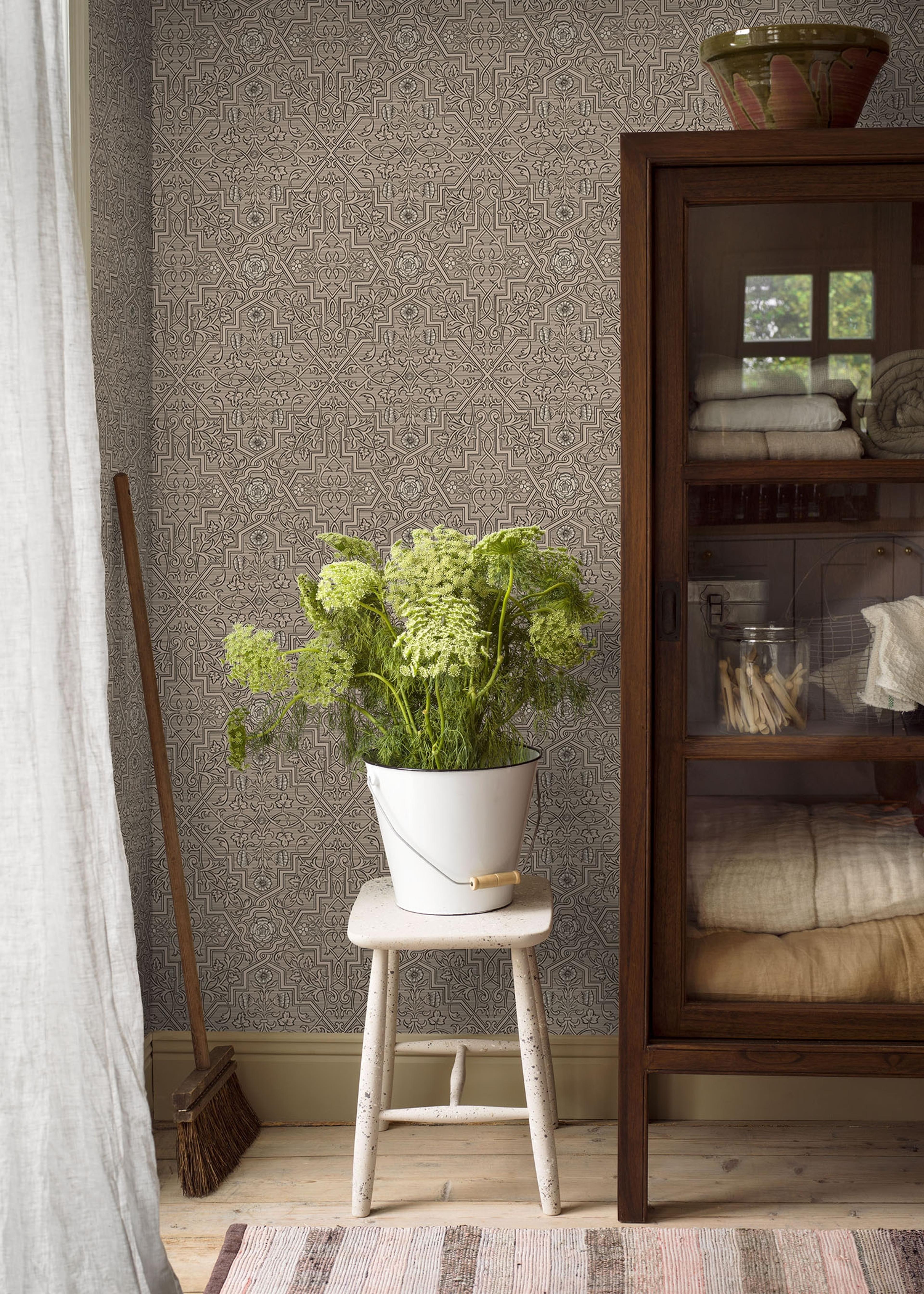 Rosenvinge, gråbrun tapet från Boråstapeter med medaljonger mönster i svart, brun och beige. Från kollektionen anno. Nonwoven-material med rak passning. Passar i sovrum och matsal.​​​​‌﻿‍﻿​‍​‍‌‍﻿﻿‌﻿​‍‌‍‍‌‌‍‌﻿‌‍‍‌‌‍﻿‍​‍​‍​﻿‍‍​‍​‍‌﻿​﻿‌‍​‌‌‍﻿‍‌‍‍‌‌﻿‌​‌﻿‍‌​‍﻿‍‌‍‍‌‌‍﻿﻿​‍​‍​‍﻿​​‍​‍‌‍‍​‌﻿​‍‌‍‌‌‌‍‌‍​‍​‍​﻿‍‍​‍​‍‌‍‍​‌﻿‌​‌﻿‌​‌﻿​​‌﻿​﻿​﻿‍‍​‍﻿﻿​‍﻿﻿‌﻿‌﻿‌﻿‌﻿‌﻿‌﻿​‍﻿‍‌‍​﻿‌‍﻿﻿‌‍﻿​‌‍﻿﻿‌﻿​‍‌‍​‌‌‍﻿‌‌‍​‌​‍﻿‍‌﻿​﻿‌‍‌‌​‍﻿﻿‌﻿​﻿‌﻿‌​‌﻿‌‌‌‍‌​‌‍‍‌‌‍﻿﻿​‍﻿﻿‌‍‍‌‌‍﻿‍‌﻿‌​‌‍‌‌‌‍﻿‍‌﻿‌​​‍﻿﻿‌‍‌‌‌‍‌​‌‍‍‌‌﻿‌​​‍﻿﻿‌‍﻿‌‌‍﻿﻿‌‍‌​‌‍‌‌​﻿﻿‌‌﻿​​‌﻿​‍‌‍‌‌‌﻿​﻿‌‍‌‌‌‍﻿‍‌﻿‌​‌‍​‌‌﻿‌​‌‍‍‌‌‍﻿﻿‌‍﻿‍​﻿‍﻿‌‍‍‌‌‍‌​​﻿﻿‌‌‍‍‌‌‍﻿‌‌‍​‌‌‍‌﻿‌‍‌‌​‍﻿‌​﻿​‌​﻿‌​​﻿‌﻿​﻿‌﻿​﻿‍‌​﻿‍​‌‍​‌​﻿‍‌​﻿​​​﻿‌﻿​﻿​​‌‍‌‌​﻿‍‌‌‍‌​‌‍​‌‌‍​‍‌‍‌‍‌‍​﻿​﻿‌‍‌‍‌​​﻿‌﻿​﻿‌﻿‌‍‌​​﻿‌﻿​﻿‌​​﻿‌﻿​﻿‌‌‌‍‌‌​﻿‍‌‌‍‌‍​﻿​​‌‍‌‍‌‍‌​​﻿‌﻿‌‍​﻿​﻿‍​‌‍‌​​﻿​‌​﻿‌﻿‌‍​﻿​‍﻿‌​﻿​‌​﻿‌‌​﻿​​​﻿​​‌﻿‍​​﻿​‍​﻿​‌​﻿​​​﻿​​​‍﻿‌‌‍‍‍‌﻿​​‌‍‌﻿​﻿‍﻿‌﻿‌​‌﻿‍‌‌﻿​​‌‍‌‌​﻿﻿‌‌﻿​﻿‌‍​‌‌‍﻿‍‌‍‍‌‌﻿‌​‌﻿‍‌​‍﻿‍‌‍‍‌‌‍﻿‌‌‍​‌‌‍‌﻿‌‍‌‌‌​​‌‌﻿​﻿‌﻿​﻿‌‍‌‌‌﻿‌​​﻿‍﻿‌﻿​​‌‍​‌‌﻿‌​‌‍‍​​﻿﻿‌‌‍​‌‌‍﻿​‌﻿‌​‌‌‌​‌‍‌‌‌﻿‍​‌﻿‌​​﻿﻿﻿‌‍​‍‌‍​‌‌﻿​﻿‌‍‌‌‌‌‌‌‌﻿​‍‌‍﻿​​﻿﻿‌‌‍‍​‌﻿‌​‌﻿‌​‌﻿​​‌﻿​﻿​‍‌‌​﻿​﻿‌​​‌​‍‌‌​﻿​‍‌​‌‍​‍‌‌​﻿​‍‌​‌‍‌﻿‌﻿‌﻿‌﻿‌﻿‌﻿​‍﻿‍‌‍​﻿‌‍﻿﻿‌‍﻿​‌‍﻿﻿‌﻿​‍‌‍​‌‌‍﻿‌‌‍​‌​‍﻿‍‌﻿​﻿‌‍‌‌​‍‌‌​﻿​‍‌​‌‍‌﻿​﻿‌﻿‌​‌﻿‌‌‌‍‌​‌‍‍‌‌‍﻿﻿​‍‌‍‌‍‍‌‌‍‌​​﻿﻿‌‌‍‍‌‌‍﻿‌‌‍​‌‌‍‌﻿‌‍‌‌​‍﻿‌​﻿​‌​﻿‌​​﻿‌﻿​﻿‌﻿​﻿‍‌​﻿‍​‌‍​‌​﻿‍‌​﻿​​​﻿‌﻿​﻿​​‌‍‌‌​﻿‍‌‌‍‌​‌‍​‌‌‍​‍‌‍‌‍‌‍​﻿​﻿‌‍‌‍‌​​﻿‌﻿​﻿‌﻿‌‍‌​​﻿‌﻿​﻿‌​​﻿‌﻿​﻿‌‌‌‍‌‌​﻿‍‌‌‍‌‍​﻿​​‌‍‌‍‌‍‌​​﻿‌﻿‌‍​﻿​﻿‍​‌‍‌​​﻿​‌​﻿‌﻿‌‍​﻿​‍﻿‌​﻿​‌​﻿‌‌​﻿​​​﻿​​‌﻿‍​​﻿​‍​﻿​‌​﻿​​​﻿​​​‍﻿‌‌‍‍‍‌﻿​​‌‍‌﻿​‍‌‍‌﻿‌​‌﻿‍‌‌﻿​​‌‍‌‌​﻿﻿‌‌﻿​﻿‌‍​‌‌‍﻿‍‌‍‍‌‌﻿‌​‌﻿‍‌​‍﻿‍‌‍‍‌‌‍﻿‌‌‍​‌‌‍‌﻿‌‍‌‌‌​​‌‌﻿​﻿‌﻿​﻿‌‍‌‌‌﻿‌​​‍‌‍‌﻿​​‌‍​‌‌﻿‌​‌‍‍​​﻿﻿‌‌‍​‌‌‍﻿​‌﻿‌​‌‌‌​‌‍‌‌‌﻿‍​‌﻿‌​​‍‌‍‌﻿​​‌‍‌‌‌﻿​‍‌﻿​﻿‌﻿​​‌‍‌‌‌‍​﻿‌﻿‌​‌‍‍‌‌﻿‌‍‌‍‌‌​﻿﻿‌‌﻿​​‌﻿‌‌‌‍​‍‌‍﻿​‌‍‍‌‌﻿​﻿‌‍‍​‌‍‌‌‌‍‌​​‍​‍‌﻿﻿‌