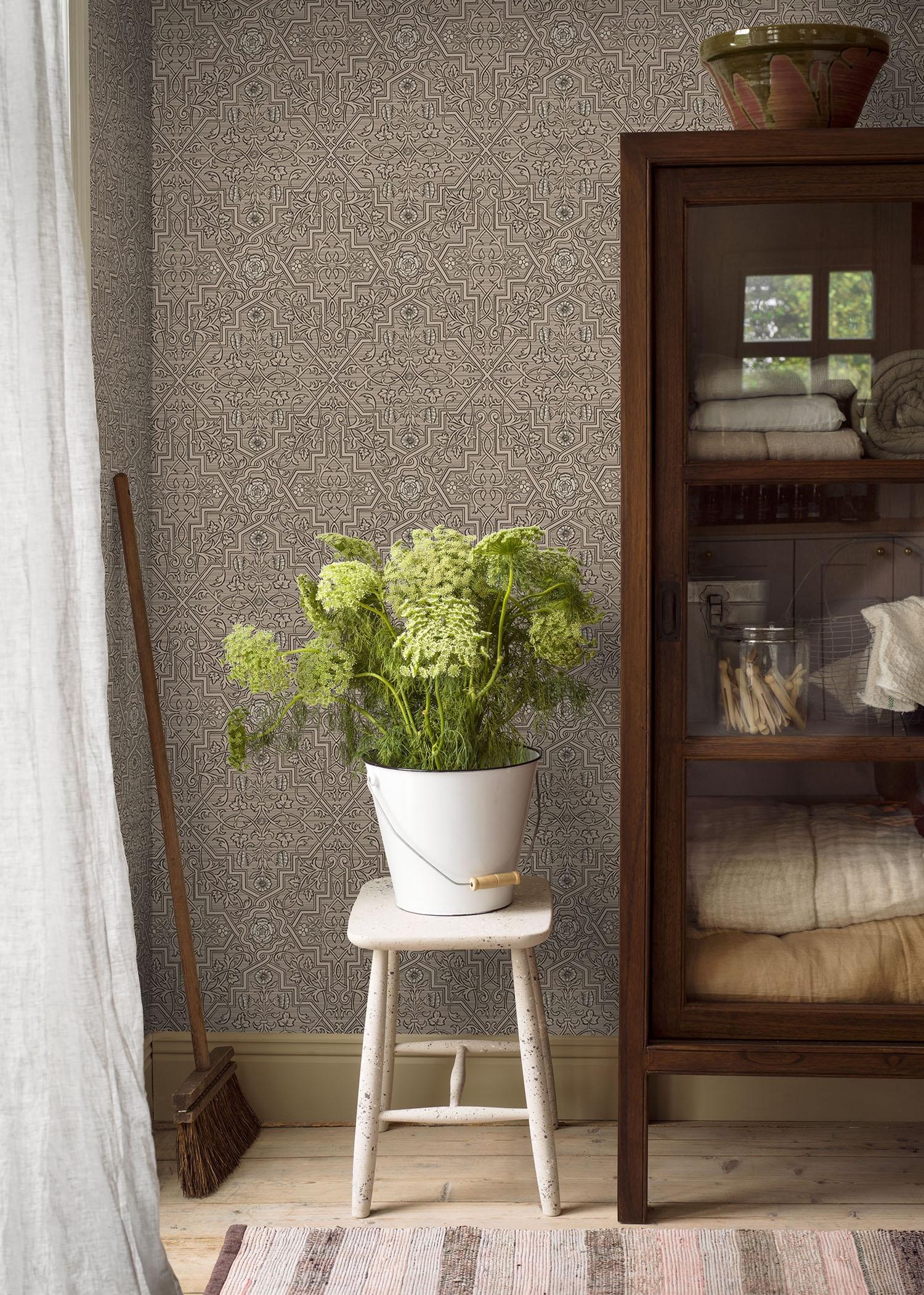 Rosenvinge, gråbrun tapet från Boråstapeter med medaljonger mönster i svart, brun och beige. Från kollektionen anno. Nonwoven-material med rak passning. Passar i sovrum och matsal.