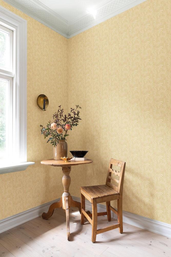 Marie tapet med blommigt mönster i gul. Från kollektionen Ängås. Nonwoven-material med förskjuten passning.