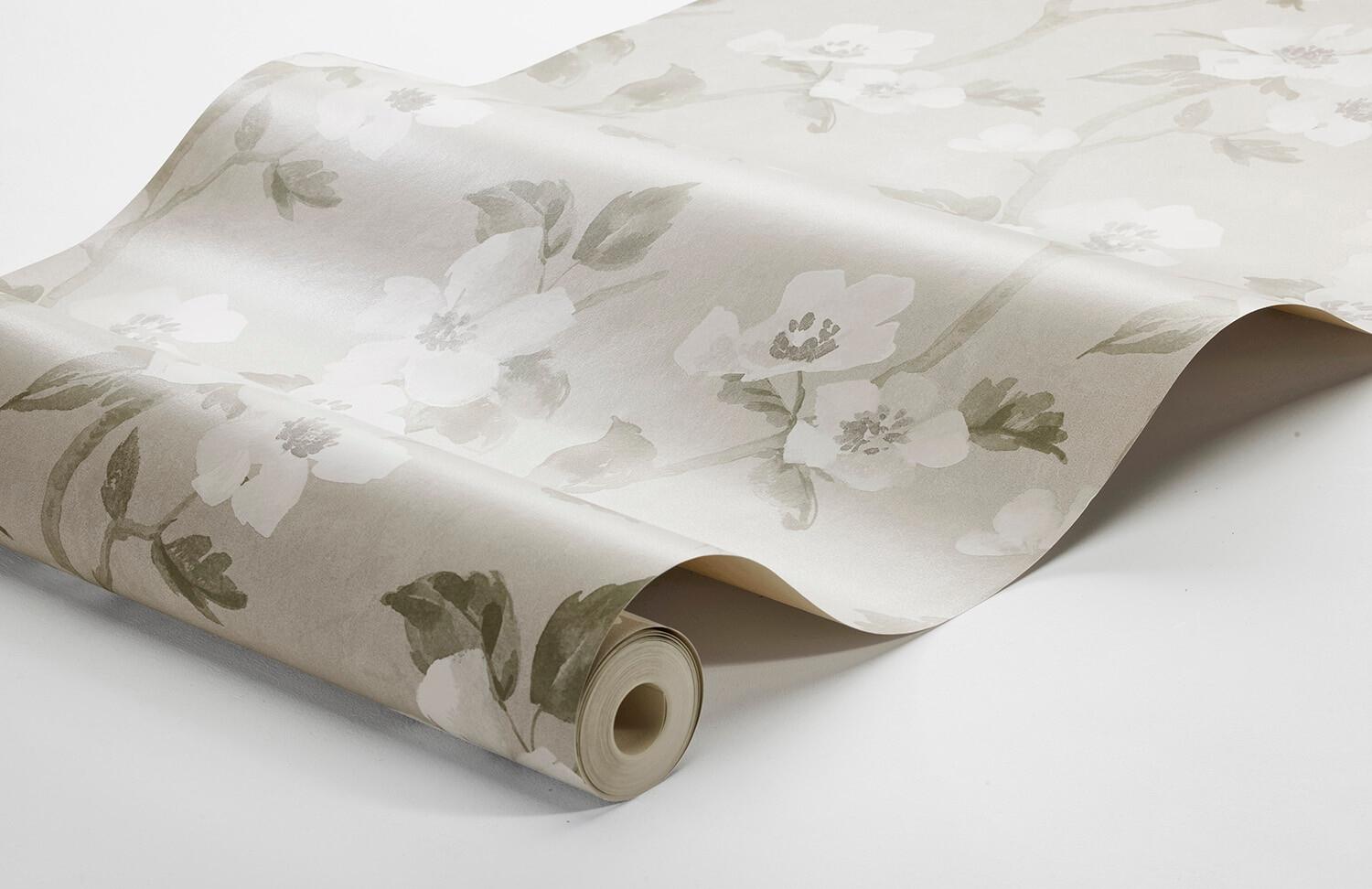 Helen´s Flower varm gråbeige botten tapet med botaniskt mönster i grå. Från kollektionen Cottage Garden. Nonwoven-material med rak passning. Country, city-stil. Passar i vardagsrum, matsal och hall.
