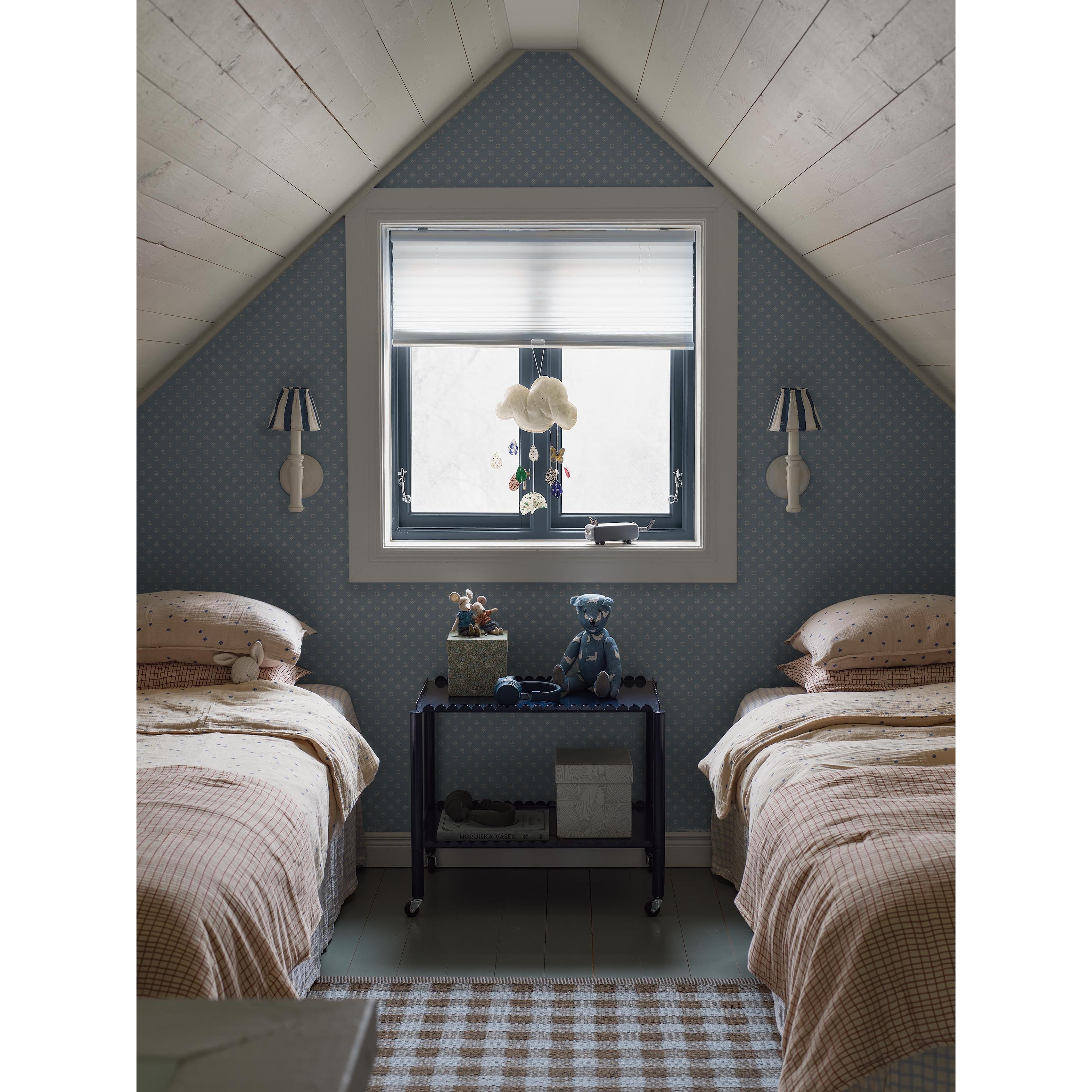 Skogsstjärna blå, tapet tapet med småmönstrat, blommigt mönster i blå. Från kollektionen Nordic Folk. Nonwoven-material med rak passning. Passar i tonårsrum och sovrum.