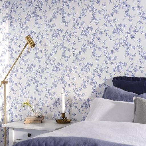 Bella, Blå tapet från duro med blommigt mönster i vit och blå. Från kollektionen Spira. Nonwoven-material med rak passning. Country-stil.
