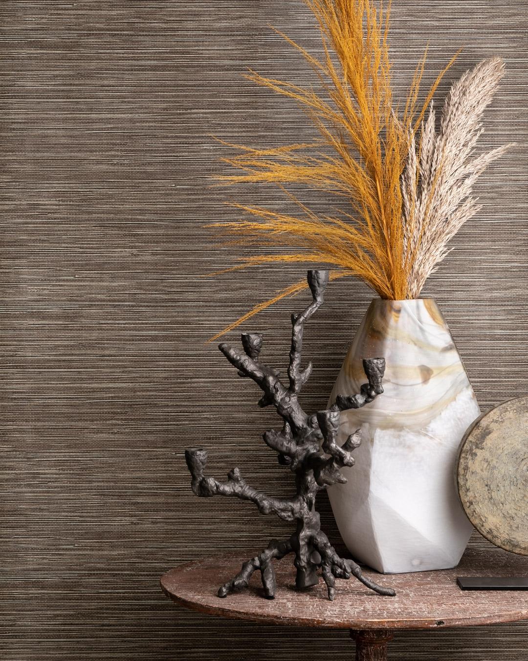 Grass Cloth tapet med botaniskt mönster i röd. Från kollektionen Tahiti. Nonwoven-material med rak passning. Passar i vardagsrum, matsal och hall.