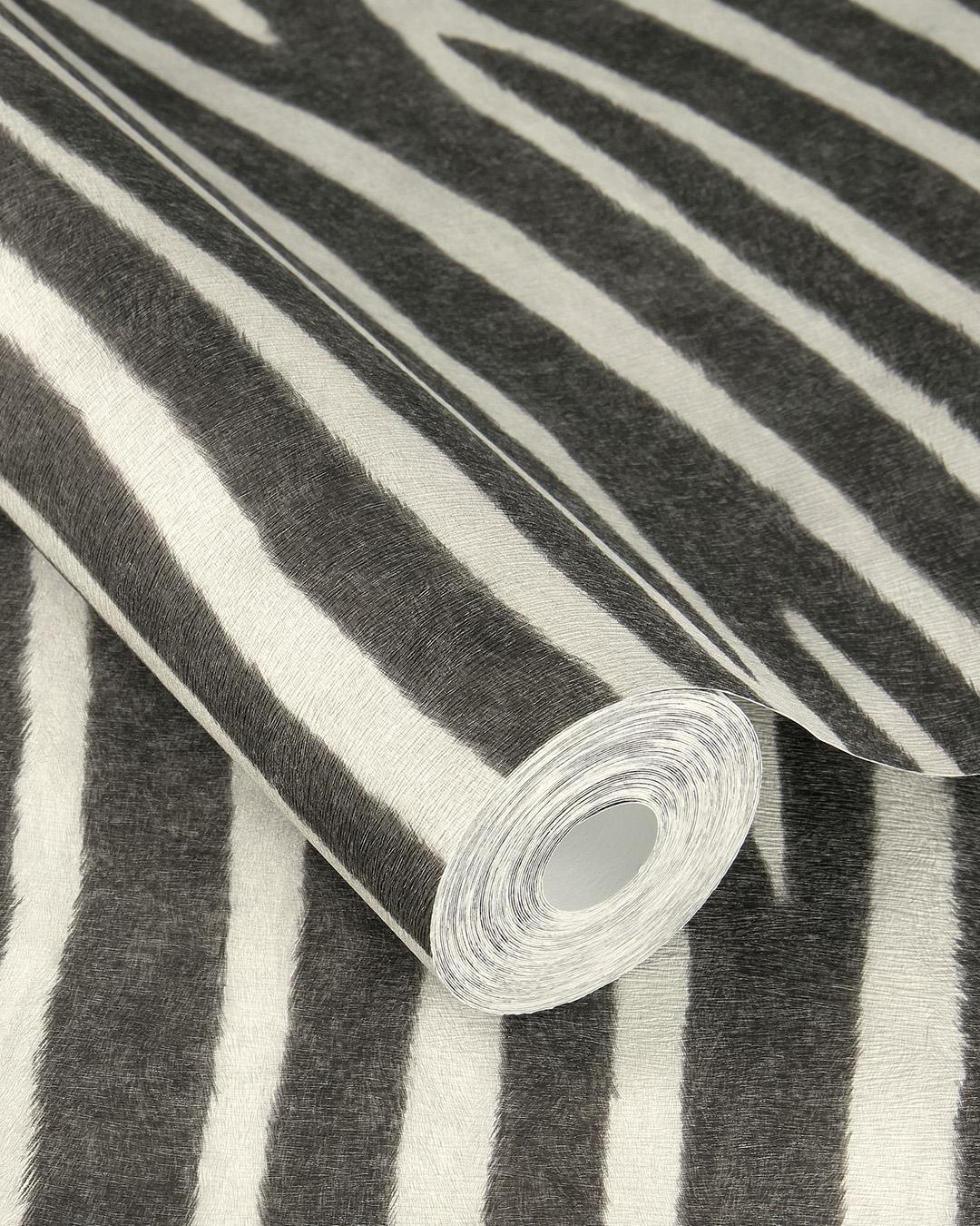 Serengeti 751727 tapet med djur mönster i vit och svart. Från kollektionen Serengeti. Nonwoven-material med förskjuten passning. Passar i vardagsrum och matsal.