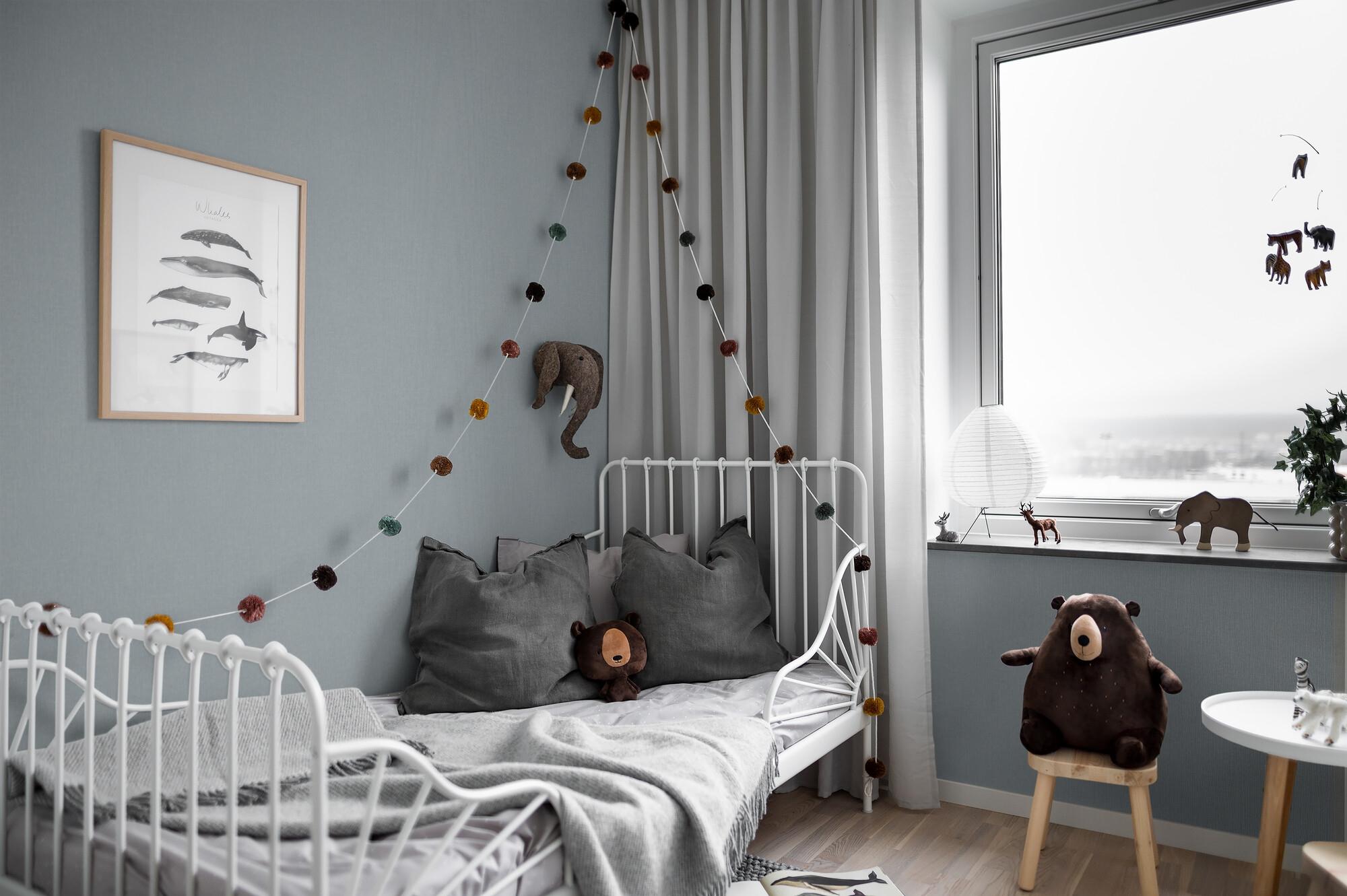 Borosan 21 8633 tapet enfärgad i blå. Från kollektionen Borosan 21. Papper-material.