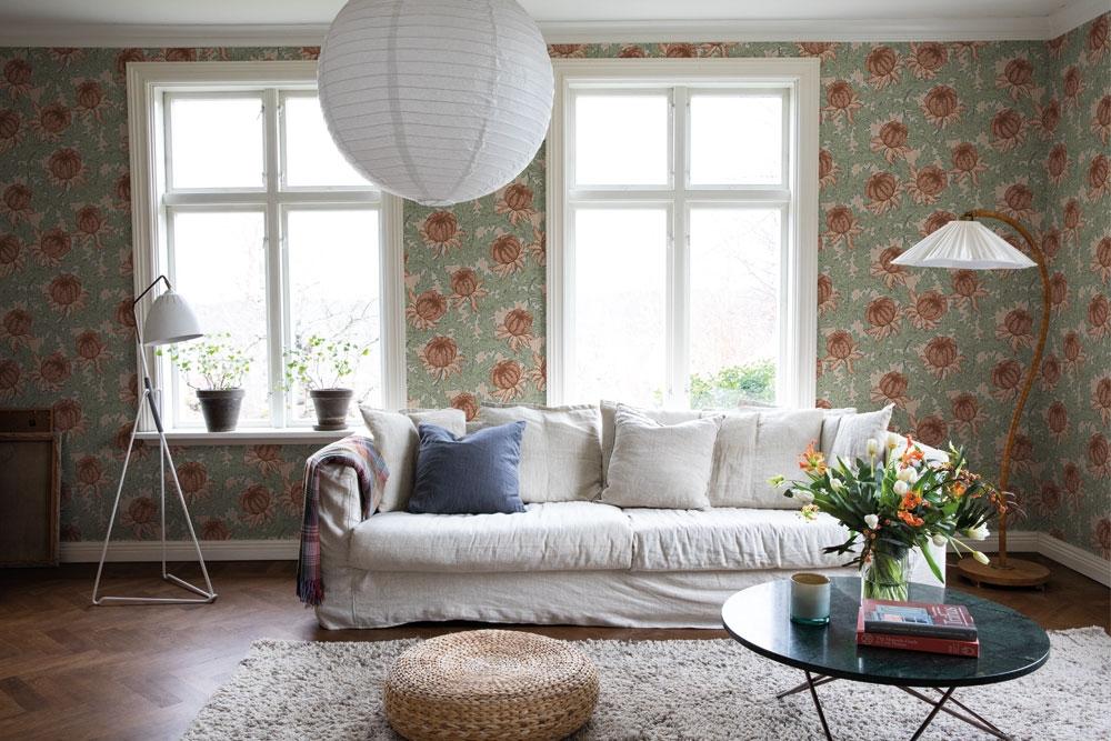 Arthur tapet från Midbec med blommigt mönster i röd. Från kollektionen Havsblick. Nonwoven-material med förskjuten passning.