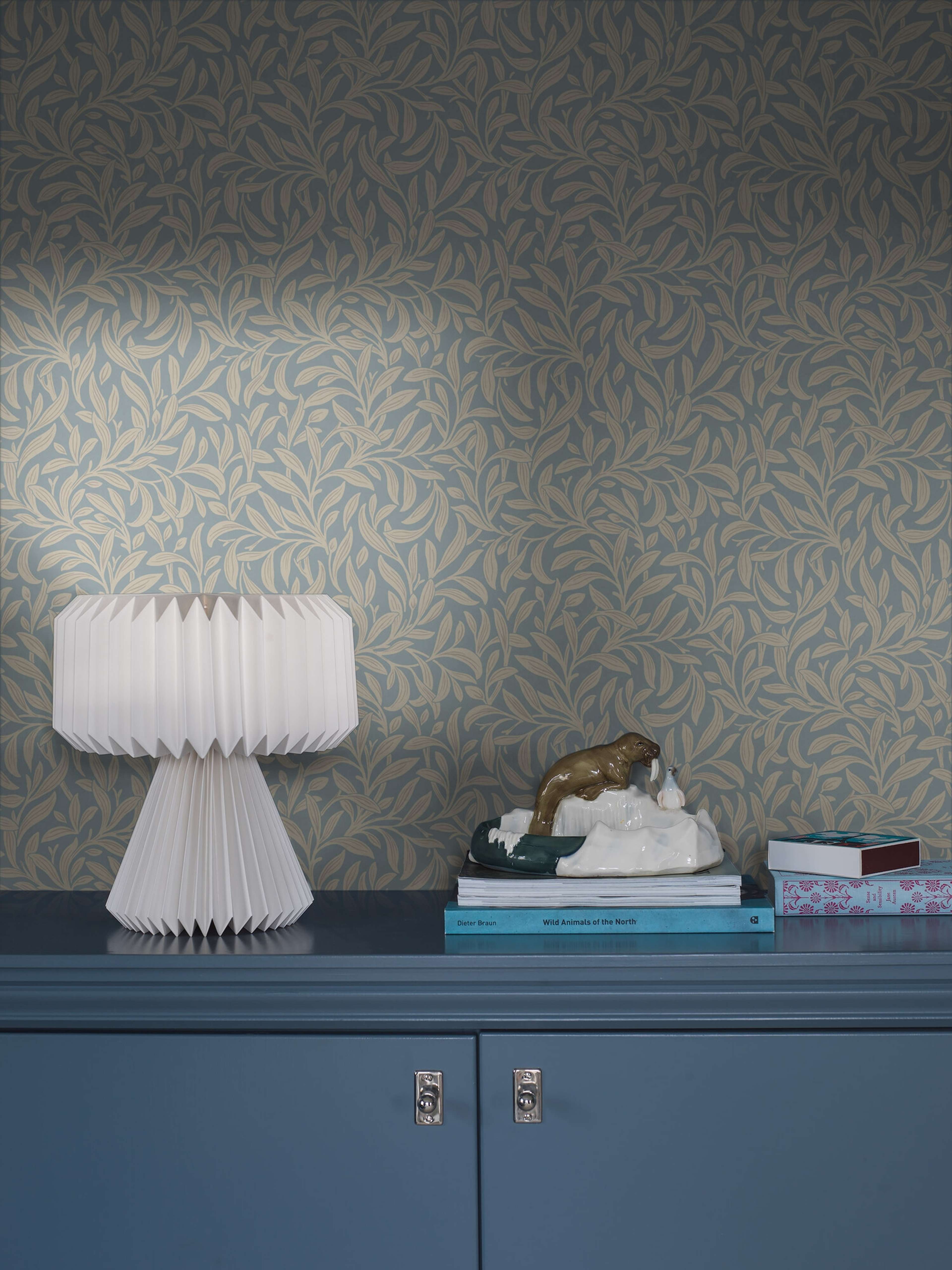 Vintergröna tapet med botaniskt mönster i blå. Från kollektionen New Heritage. Nonwoven-material med rak passning.​​​​‌﻿‍﻿​‍​‍‌‍﻿﻿‌﻿​‍‌‍‍‌‌‍‌﻿‌‍‍‌‌‍﻿‍​‍​‍​﻿‍‍​‍​‍‌﻿​﻿‌‍​‌‌‍﻿‍‌‍‍‌‌﻿‌​‌﻿‍‌​‍﻿‍‌‍‍‌‌‍﻿﻿​‍​‍​‍﻿​​‍​‍‌‍‍​‌﻿​‍‌‍‌‌‌‍‌‍​‍​‍​﻿‍‍​‍​‍‌‍‍​‌﻿‌​‌﻿‌​‌﻿​​‌﻿​﻿​﻿‍‍​‍﻿﻿​‍﻿﻿‌﻿‌﻿‌﻿‌﻿‌﻿‌﻿​‍﻿‍‌‍​﻿‌‍﻿﻿‌‍﻿​‌‍﻿﻿‌﻿​‍‌‍​‌‌‍﻿‌‌‍​‌​‍﻿‍‌﻿​﻿‌‍‌‌​‍﻿﻿‌﻿​﻿‌﻿‌​‌﻿‌‌‌‍‌​‌‍‍‌‌‍﻿﻿​‍﻿﻿‌‍‍‌‌‍﻿‍‌﻿‌​‌‍‌‌‌‍﻿‍‌﻿‌​​‍﻿﻿‌‍‌‌‌‍‌​‌‍‍‌‌﻿‌​​‍﻿﻿‌‍﻿‌‌‍﻿﻿‌‍‌​‌‍‌‌​﻿﻿‌‌﻿​​‌﻿​‍‌‍‌‌‌﻿​﻿‌‍‌‌‌‍﻿‍‌﻿‌​‌‍​‌‌﻿‌​‌‍‍‌‌‍﻿﻿‌‍﻿‍​﻿‍﻿‌‍‍‌‌‍‌​​﻿﻿‌‌‍‍‌‌‍﻿‌‌‍​‌‌‍‌﻿‌‍‌‌​‍﻿‌​﻿​‌​﻿‌‌‌‍​‍‌‍​‍​﻿​﻿‌‍​﻿‌‍‌​​﻿​‌​﻿‌﻿​﻿​‍​﻿‌‍​﻿‌﻿​﻿​‌​﻿‍​​﻿​‌​﻿​‌​﻿‍​​﻿​‍‌‍​‌​﻿​‌​﻿‍‌​﻿‌﻿​﻿‌​‌‍‌‌​﻿‌‍​﻿‌﻿​﻿‌​‌‍​‌​﻿​​‌‍‌‍‌‍​‌​﻿‌‍​﻿​‍​﻿‌​‌‍‌‌​﻿‌‍​﻿‌﻿​﻿​​​﻿‌‍‌‍​‍​‍﻿‌​﻿​‌​﻿‌‌​﻿​​​﻿​​‌﻿‍​​﻿​‍​﻿​​​﻿​​​﻿​​​‍﻿‌‌‍‍‍‌﻿​​‌‍‌﻿​﻿‍﻿‌﻿‌​‌﻿‍‌‌﻿​​‌‍‌‌​﻿﻿‌‌﻿​﻿‌‍​‌‌‍﻿‍‌‍‍‌‌﻿‌​‌﻿‍‌​‍﻿‍‌‍‍‌‌‍﻿‌‌‍​‌‌‍‌﻿‌‍‌‌‌​​‌‌﻿​﻿‌﻿​﻿‌‍‌‌‌﻿‌​​﻿‍﻿‌﻿​​‌‍​‌‌﻿‌​‌‍‍​​﻿﻿‌‌‍​‌‌‍﻿​‌﻿‌​‌‌‌​‌‍‌‌‌﻿‍​‌﻿‌​​﻿﻿﻿‌‍​‍‌‍​‌‌﻿​﻿‌‍‌‌‌‌‌‌‌﻿​‍‌‍﻿​​﻿﻿‌‌‍‍​‌﻿‌​‌﻿‌​‌﻿​​‌﻿​﻿​‍‌‌​﻿​﻿‌​​‌​‍‌‌​﻿​‍‌​‌‍​‍‌‌​﻿​‍‌​‌‍‌﻿‌﻿‌﻿‌﻿‌﻿‌﻿​‍﻿‍‌‍​﻿‌‍﻿﻿‌‍﻿​‌‍﻿﻿‌﻿​‍‌‍​‌‌‍﻿‌‌‍​‌​‍﻿‍‌﻿​﻿‌‍‌‌​‍‌‌​﻿​‍‌​‌‍‌﻿​﻿‌﻿‌​‌﻿‌‌‌‍‌​‌‍‍‌‌‍﻿﻿​‍‌‍‌‍‍‌‌‍‌​​﻿﻿‌‌‍‍‌‌‍﻿‌‌‍​‌‌‍‌﻿‌‍‌‌​‍﻿‌​﻿​‌​﻿‌‌‌‍​‍‌‍​‍​﻿​﻿‌‍​﻿‌‍‌​​﻿​‌​﻿‌﻿​﻿​‍​﻿‌‍​﻿‌﻿​﻿​‌​﻿‍​​﻿​‌​﻿​‌​﻿‍​​﻿​‍‌‍​‌​﻿​‌​﻿‍‌​﻿‌﻿​﻿‌​‌‍‌‌​﻿‌‍​﻿‌﻿​﻿‌​‌‍​‌​﻿​​‌‍‌‍‌‍​‌​﻿‌‍​﻿​‍​﻿‌​‌‍‌‌​﻿‌‍​﻿‌﻿​﻿​​​﻿‌‍‌‍​‍​‍﻿‌​﻿​‌​﻿‌‌​﻿​​​﻿​​‌﻿‍​​﻿​‍​﻿​​​﻿​​​﻿​​​‍﻿‌‌‍‍‍‌﻿​​‌‍‌﻿​‍‌‍‌﻿‌​‌﻿‍‌‌﻿​​‌‍‌‌​﻿﻿‌‌﻿​﻿‌‍​‌‌‍﻿‍‌‍‍‌‌﻿‌​‌﻿‍‌​‍﻿‍‌‍‍‌‌‍﻿‌‌‍​‌‌‍‌﻿‌‍‌‌‌​​‌‌﻿​﻿‌﻿​﻿‌‍‌‌‌﻿‌​​‍‌‍‌﻿​​‌‍​‌‌﻿‌​‌‍‍​​﻿﻿‌‌‍​‌‌‍﻿​‌﻿‌​‌‌‌​‌‍‌‌‌﻿‍​‌﻿‌​​‍‌‍‌﻿​​‌‍‌‌‌﻿​‍‌﻿​﻿‌﻿​​‌‍‌‌‌‍​﻿‌﻿‌​‌‍‍‌‌﻿‌‍‌‍‌‌​﻿﻿‌‌﻿​​‌﻿‌‌‌‍​‍‌‍﻿​‌‍‍‌‌﻿​﻿‌‍‍​‌‍‌‌‌‍‌​​‍​‍‌﻿﻿‌