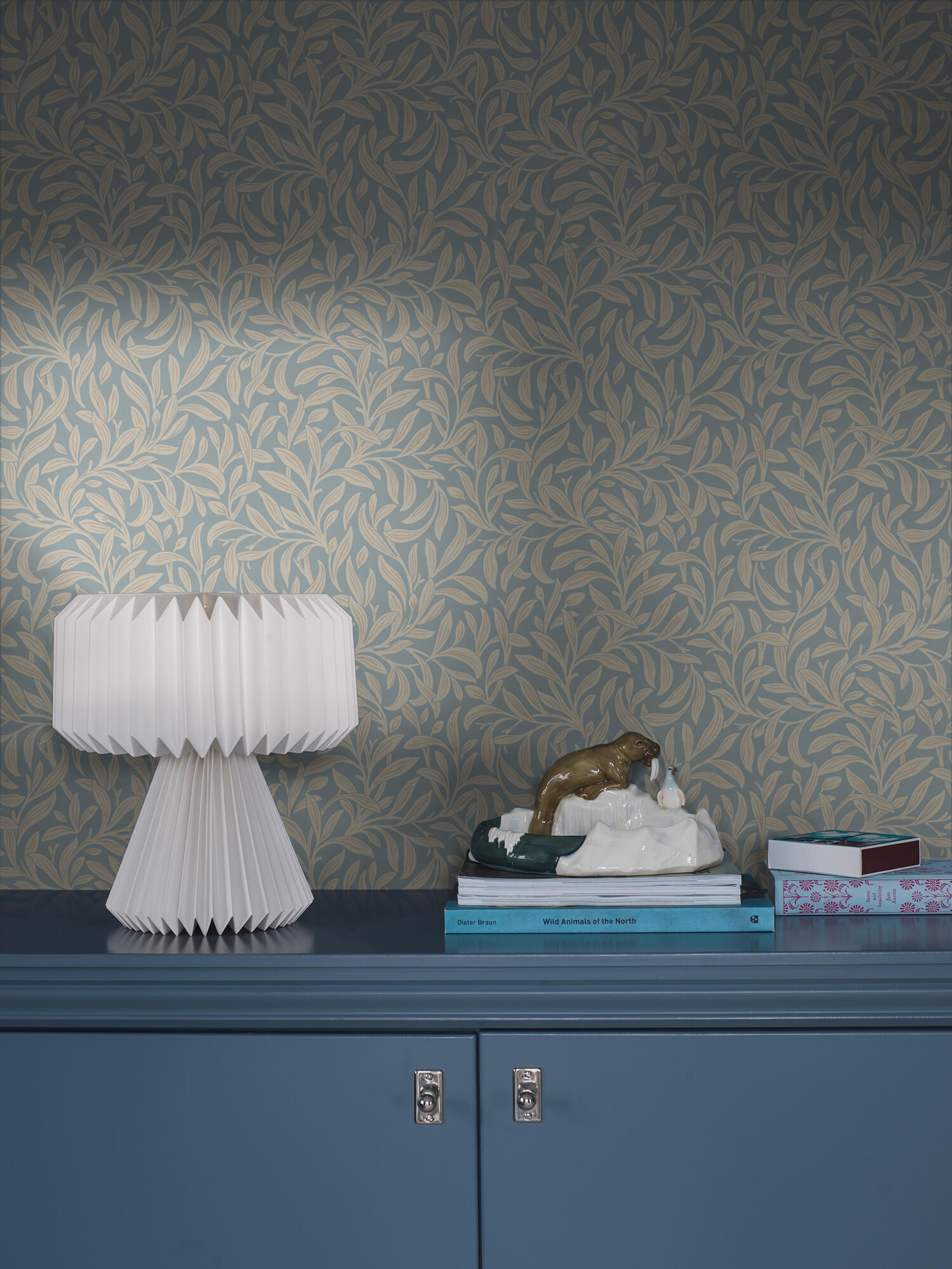 Vintergröna tapet med botaniskt mönster i blå. Från kollektionen New Heritage. Nonwoven-material med rak passning.​​​​‌﻿‍﻿​‍​‍‌‍﻿﻿‌﻿​‍‌‍‍‌‌‍‌﻿‌‍‍‌‌‍﻿‍​‍​‍​﻿‍‍​‍​‍‌﻿​﻿‌‍​‌‌‍﻿‍‌‍‍‌‌﻿‌​‌﻿‍‌​‍﻿‍‌‍‍‌‌‍﻿﻿​‍​‍​‍﻿​​‍​‍‌‍‍​‌﻿​‍‌‍‌‌‌‍‌‍​‍​‍​﻿‍‍​‍​‍‌‍‍​‌﻿‌​‌﻿‌​‌﻿​​‌﻿​﻿​﻿‍‍​‍﻿﻿​‍﻿﻿‌﻿‌﻿‌﻿‌﻿‌﻿‌﻿​‍﻿‍‌‍​﻿‌‍﻿﻿‌‍﻿​‌‍﻿﻿‌﻿​‍‌‍​‌‌‍﻿‌‌‍​‌​‍﻿‍‌﻿​﻿‌‍‌‌​‍﻿﻿‌﻿​﻿‌﻿‌​‌﻿‌‌‌‍‌​‌‍‍‌‌‍﻿﻿​‍﻿﻿‌‍‍‌‌‍﻿‍‌﻿‌​‌‍‌‌‌‍﻿‍‌﻿‌​​‍﻿﻿‌‍‌‌‌‍‌​‌‍‍‌‌﻿‌​​‍﻿﻿‌‍﻿‌‌‍﻿﻿‌‍‌​‌‍‌‌​﻿﻿‌‌﻿​​‌﻿​‍‌‍‌‌‌﻿​﻿‌‍‌‌‌‍﻿‍‌﻿‌​‌‍​‌‌﻿‌​‌‍‍‌‌‍﻿﻿‌‍﻿‍​﻿‍﻿‌‍‍‌‌‍‌​​﻿﻿‌‌‍‍‌‌‍﻿‌‌‍​‌‌‍‌﻿‌‍‌‌​‍﻿‌​﻿​‌​﻿‌‌‌‍​‍‌‍​‍​﻿​﻿‌‍​﻿‌‍‌​​﻿​‌​﻿‌﻿​﻿​‍​﻿‌‍​﻿‌﻿​﻿​‌​﻿‍​​﻿​‌​﻿​‌​﻿‍​​﻿​‍‌‍​‌​﻿​‌​﻿‍‌​﻿‌﻿​﻿‌​‌‍‌‌​﻿‌‍​﻿‌﻿​﻿‌​‌‍​‌​﻿​​‌‍‌‍‌‍​‌​﻿‌‍​﻿​‍​﻿‌​‌‍‌‌​﻿‌‍​﻿‌﻿​﻿​​​﻿‌‍‌‍​‍​‍﻿‌​﻿​‌​﻿‌‌​﻿​​​﻿​​‌﻿‍​​﻿​‍​﻿​​​﻿​​​﻿​​​‍﻿‌‌‍‍‍‌﻿​​‌‍‌﻿​﻿‍﻿‌﻿‌​‌﻿‍‌‌﻿​​‌‍‌‌​﻿﻿‌‌﻿​﻿‌‍​‌‌‍﻿‍‌‍‍‌‌﻿‌​‌﻿‍‌​‍﻿‍‌‍‍‌‌‍﻿‌‌‍​‌‌‍‌﻿‌‍‌‌‌​​‌‌﻿​﻿‌﻿​﻿‌‍‌‌‌﻿‌​​﻿‍﻿‌﻿​​‌‍​‌‌﻿‌​‌‍‍​​﻿﻿‌‌‍​‌‌‍﻿​‌﻿‌​‌‌‌​‌‍‌‌‌﻿‍​‌﻿‌​​﻿﻿﻿‌‍​‍‌‍​‌‌﻿​﻿‌‍‌‌‌‌‌‌‌﻿​‍‌‍﻿​​﻿﻿‌‌‍‍​‌﻿‌​‌﻿‌​‌﻿​​‌﻿​﻿​‍‌‌​﻿​﻿‌​​‌​‍‌‌​﻿​‍‌​‌‍​‍‌‌​﻿​‍‌​‌‍‌﻿‌﻿‌﻿‌﻿‌﻿‌﻿​‍﻿‍‌‍​﻿‌‍﻿﻿‌‍﻿​‌‍﻿﻿‌﻿​‍‌‍​‌‌‍﻿‌‌‍​‌​‍﻿‍‌﻿​﻿‌‍‌‌​‍‌‌​﻿​‍‌​‌‍‌﻿​﻿‌﻿‌​‌﻿‌‌‌‍‌​‌‍‍‌‌‍﻿﻿​‍‌‍‌‍‍‌‌‍‌​​﻿﻿‌‌‍‍‌‌‍﻿‌‌‍​‌‌‍‌﻿‌‍‌‌​‍﻿‌​﻿​‌​﻿‌‌‌‍​‍‌‍​‍​﻿​﻿‌‍​﻿‌‍‌​​﻿​‌​﻿‌﻿​﻿​‍​﻿‌‍​﻿‌﻿​﻿​‌​﻿‍​​﻿​‌​﻿​‌​﻿‍​​﻿​‍‌‍​‌​﻿​‌​﻿‍‌​﻿‌﻿​﻿‌​‌‍‌‌​﻿‌‍​﻿‌﻿​﻿‌​‌‍​‌​﻿​​‌‍‌‍‌‍​‌​﻿‌‍​﻿​‍​﻿‌​‌‍‌‌​﻿‌‍​﻿‌﻿​﻿​​​﻿‌‍‌‍​‍​‍﻿‌​﻿​‌​﻿‌‌​﻿​​​﻿​​‌﻿‍​​﻿​‍​﻿​​​﻿​​​﻿​​​‍﻿‌‌‍‍‍‌﻿​​‌‍‌﻿​‍‌‍‌﻿‌​‌﻿‍‌‌﻿​​‌‍‌‌​﻿﻿‌‌﻿​﻿‌‍​‌‌‍﻿‍‌‍‍‌‌﻿‌​‌﻿‍‌​‍﻿‍‌‍‍‌‌‍﻿‌‌‍​‌‌‍‌﻿‌‍‌‌‌​​‌‌﻿​﻿‌﻿​﻿‌‍‌‌‌﻿‌​​‍‌‍‌﻿​​‌‍​‌‌﻿‌​‌‍‍​​﻿﻿‌‌‍​‌‌‍﻿​‌﻿‌​‌‌‌​‌‍‌‌‌﻿‍​‌﻿‌​​‍‌‍‌﻿​​‌‍‌‌‌﻿​‍‌﻿​﻿‌﻿​​‌‍‌‌‌‍​﻿‌﻿‌​‌‍‍‌‌﻿‌‍‌‍‌‌​﻿﻿‌‌﻿​​‌﻿‌‌‌‍​‍‌‍﻿​‌‍‍‌‌﻿​﻿‌‍‍​‌‍‌‌‌‍‌​​‍​‍‌﻿﻿‌