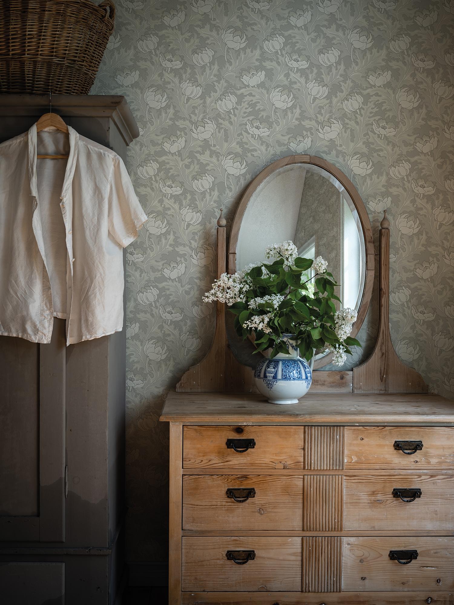 Sigrid Beige tapet med botaniskt mönster i grå. Från kollektionen Gammalsvenska klassiker 1850–1950. Nonwoven-material med rak passning.